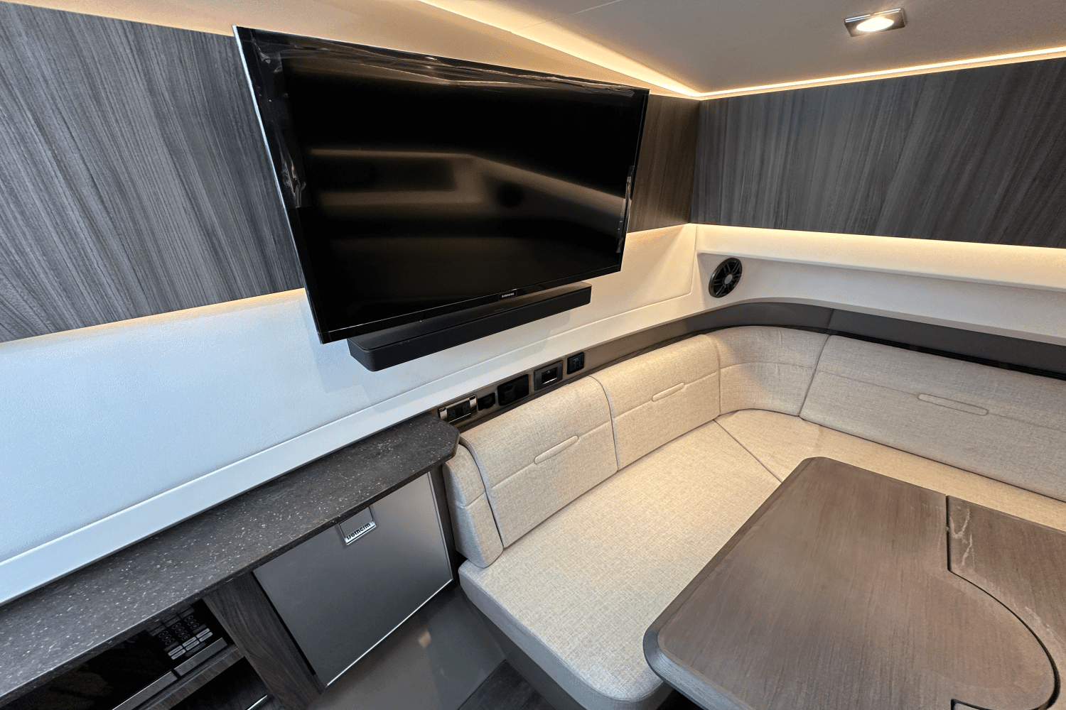 2025 Sea Ray SLX 400 Outboard Image Thumbnail #33