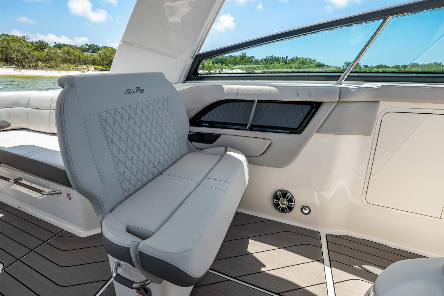 2025 Sea Ray SLX 400 Outboard Image Thumbnail #39