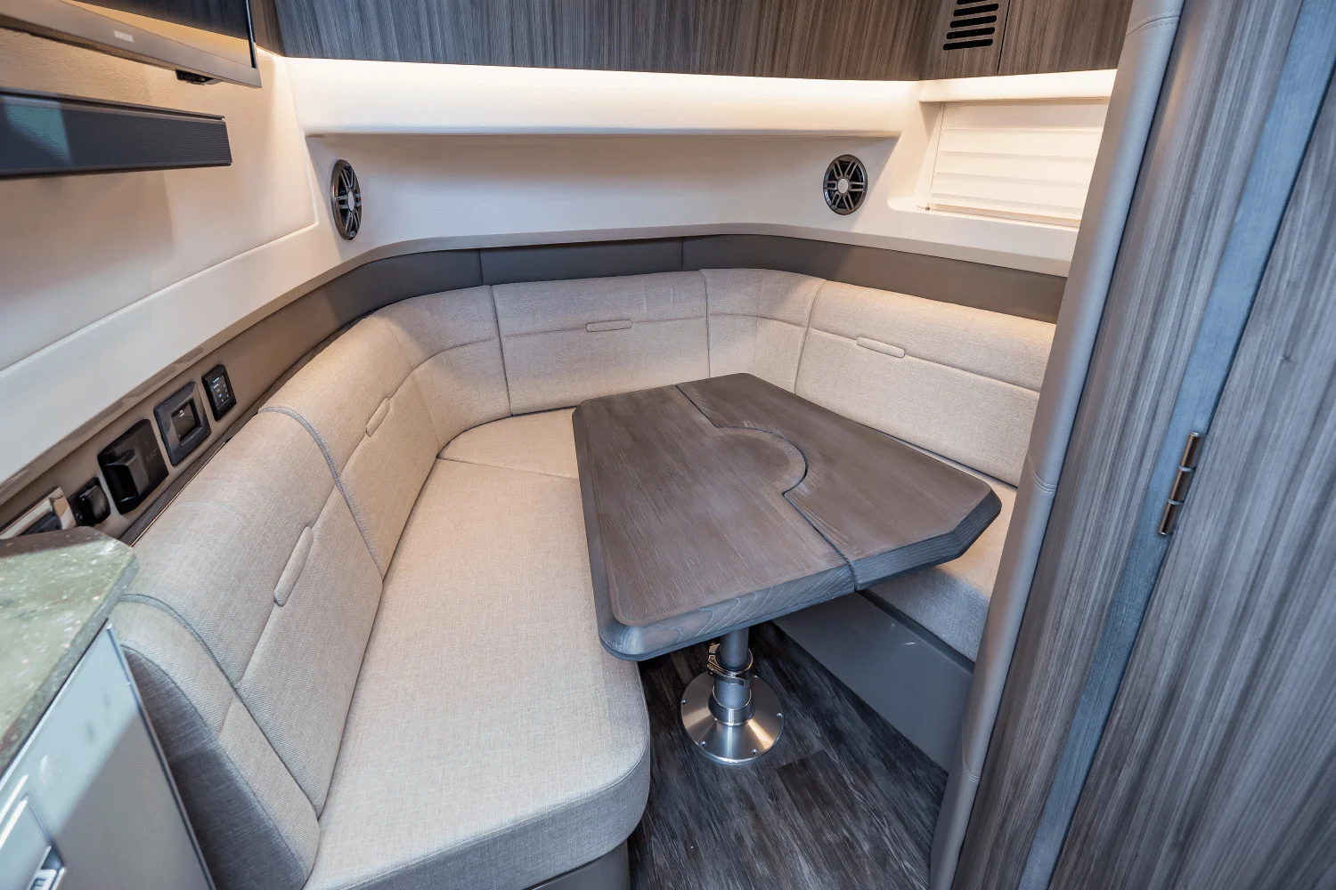 2025 Sea Ray SLX 400 Outboard Image Thumbnail #47