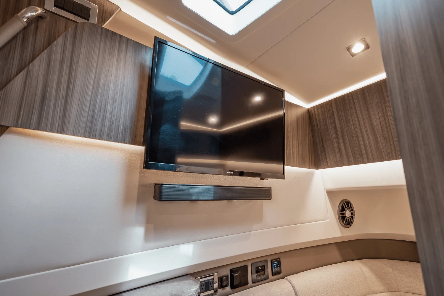 2025 Sea Ray SLX 400 Outboard Image Thumbnail #50