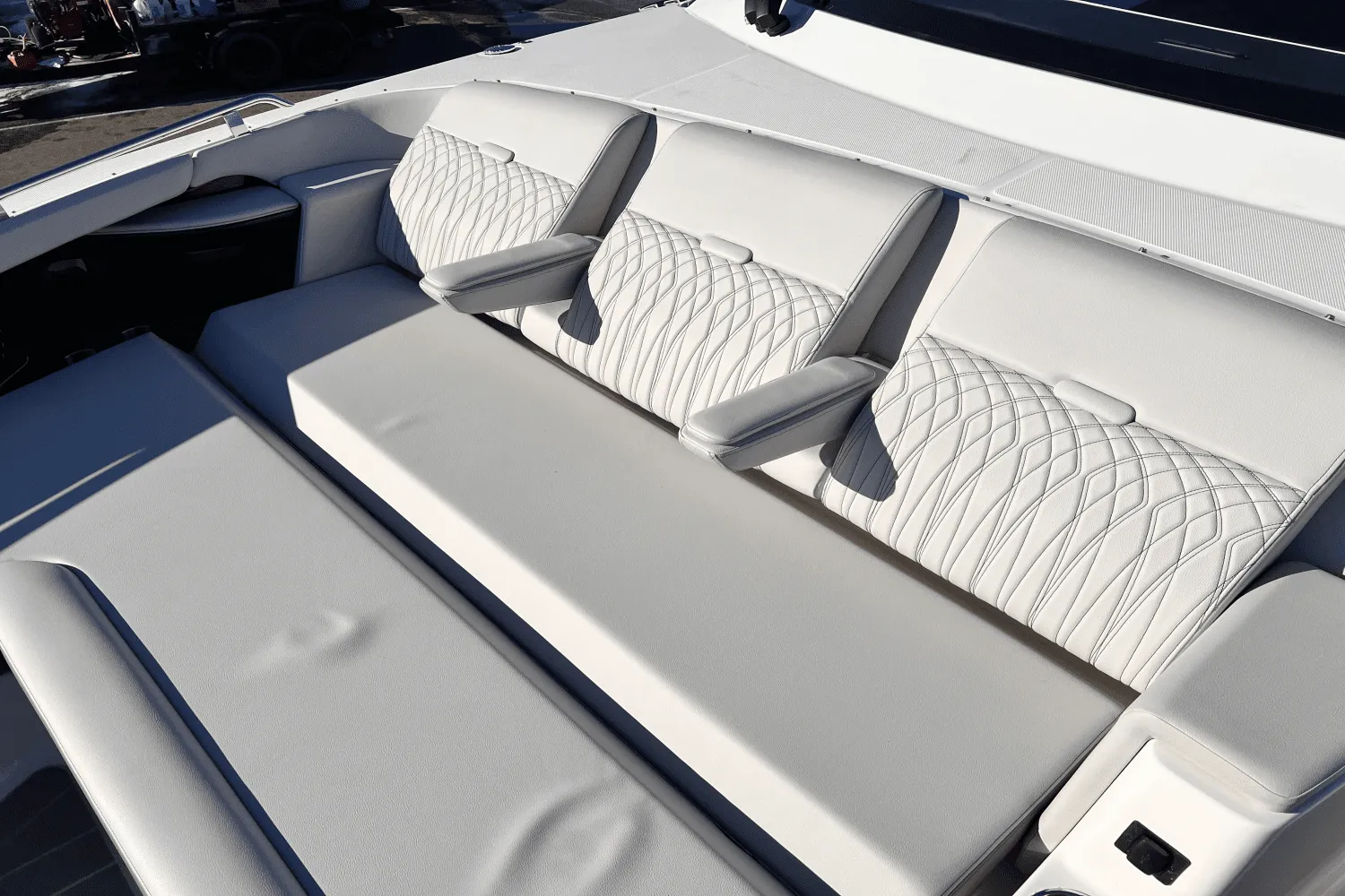 2025 Sea Ray Sundancer 370 Image Thumbnail #23