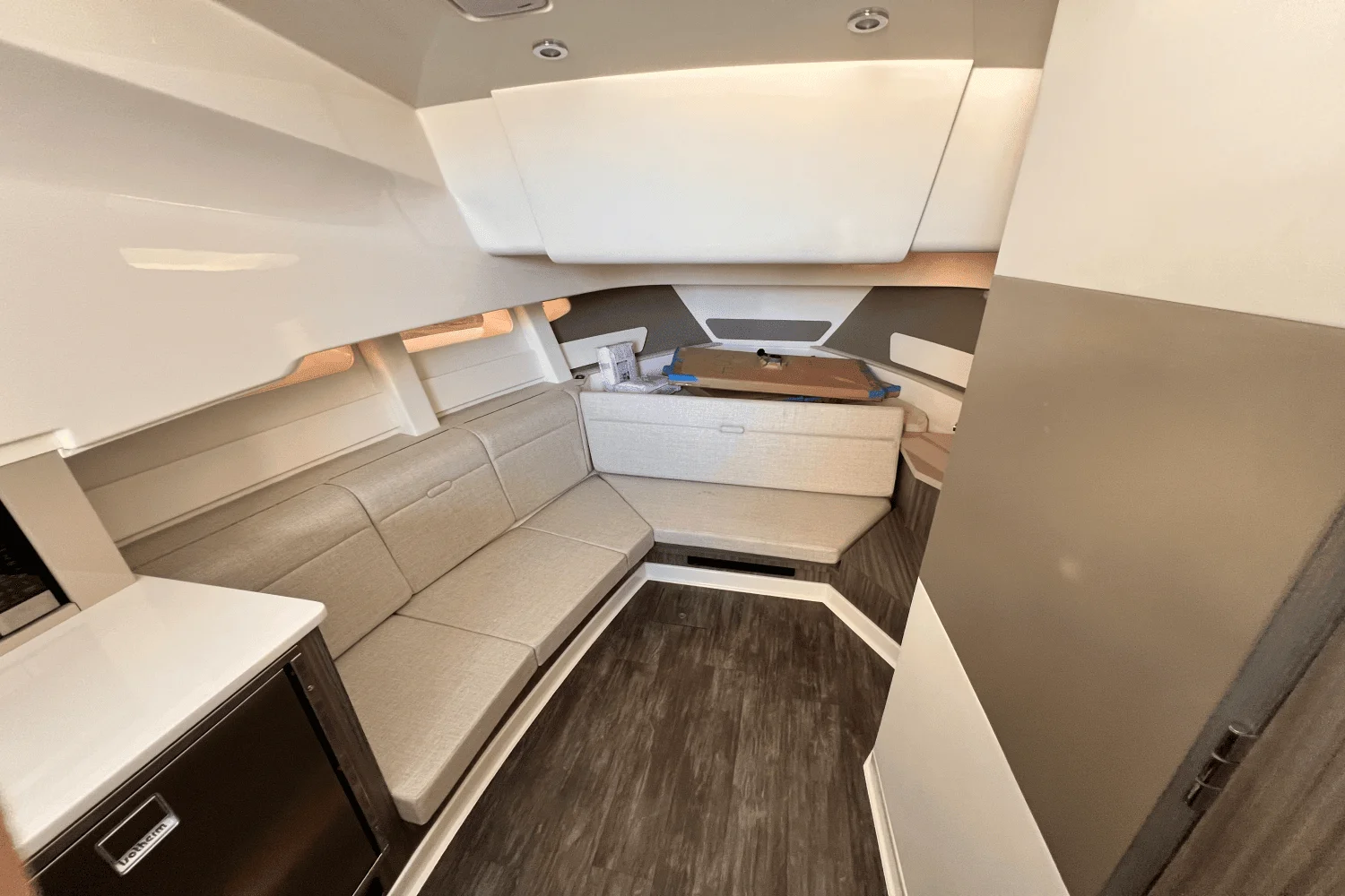 2025 Sea Ray Sundancer 370 Image Thumbnail #18