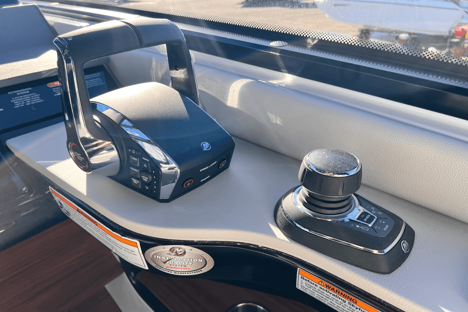 2025 Sea Ray Sundancer 370 Image Thumbnail #12