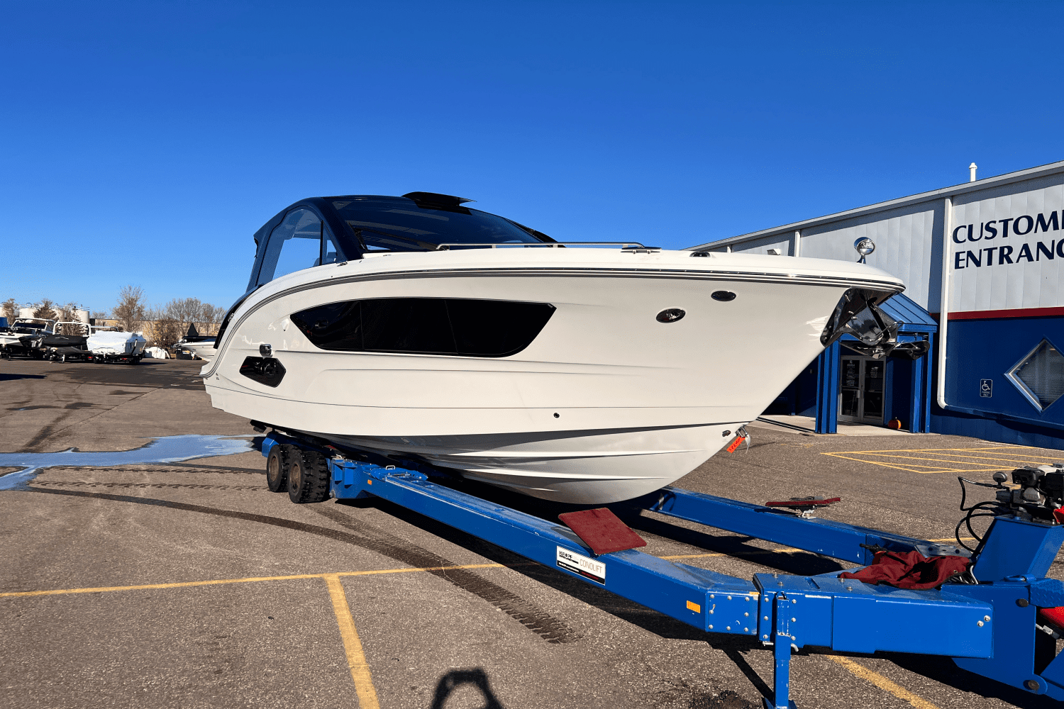 2025 Sea Ray Sundancer 370 Image Thumbnail #3