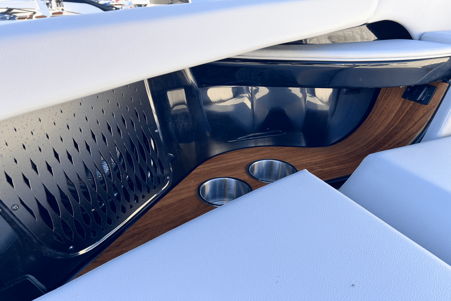 2025 Sea Ray Sundancer 370 Image Thumbnail #24