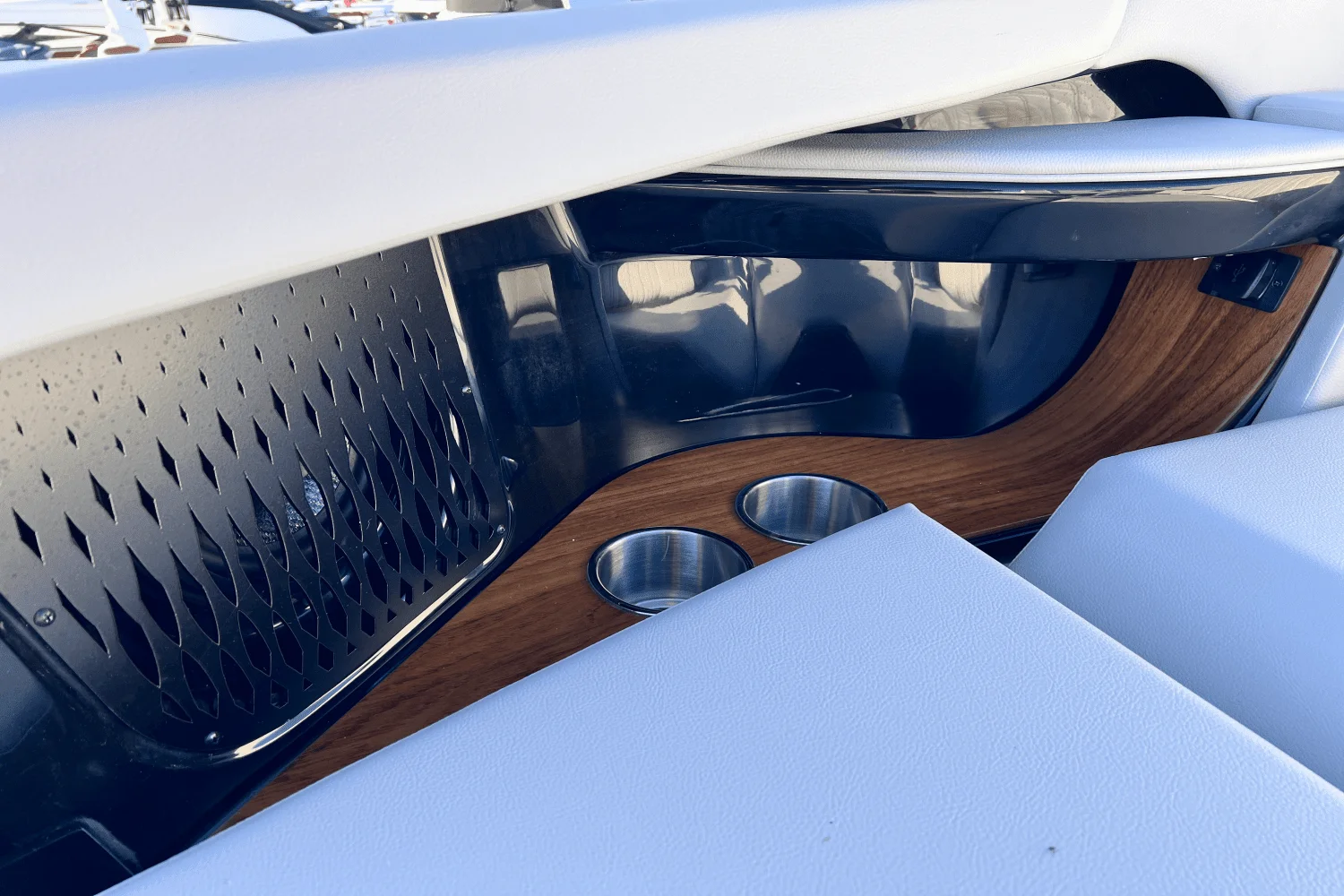 2025 Sea Ray Sundancer 370 Image Thumbnail #24