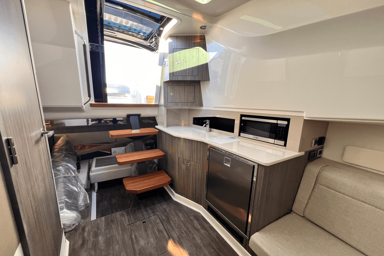 2025 Sea Ray Sundancer 370 Image Thumbnail #17