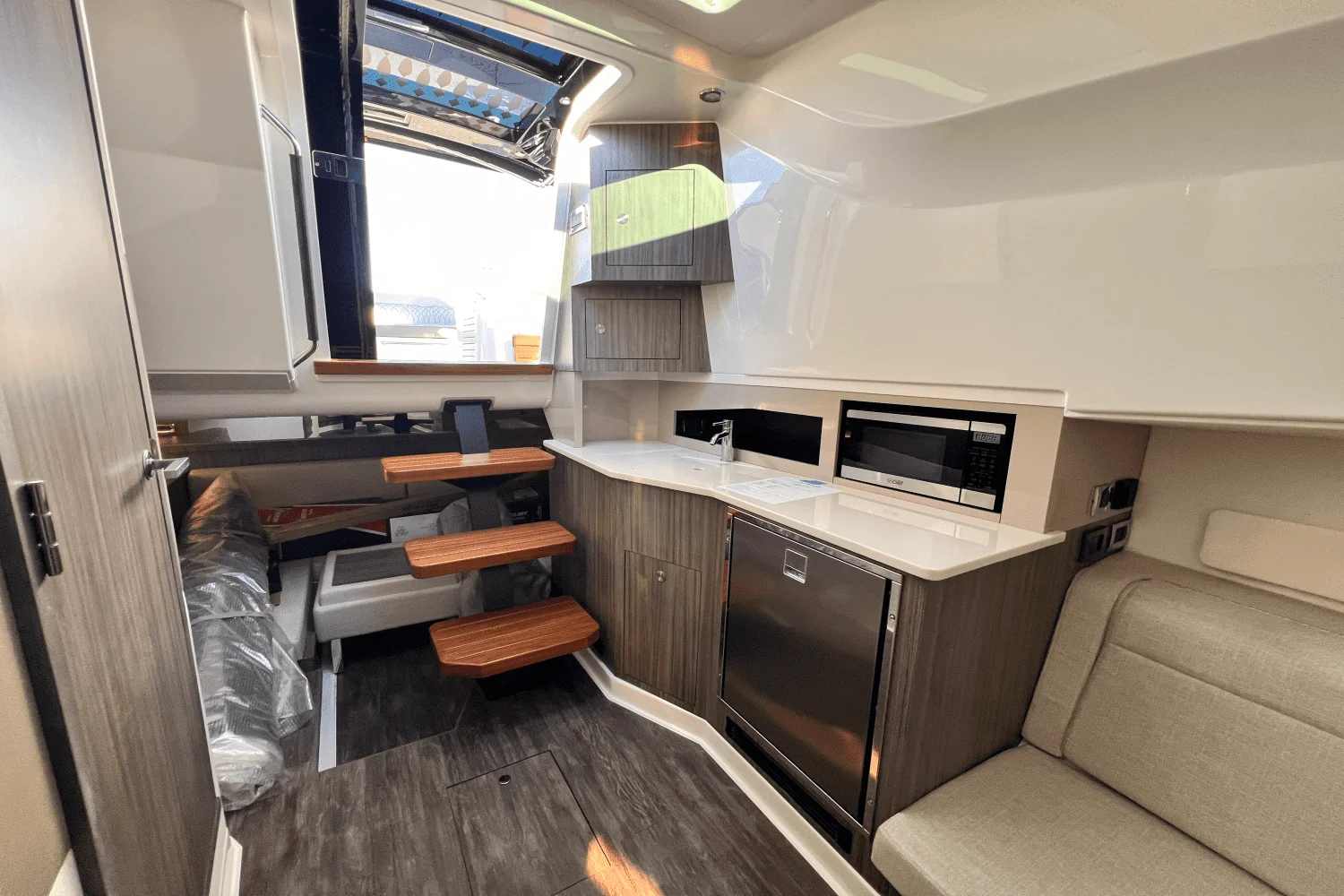 2025 Sea Ray Sundancer 370 Image Thumbnail #17