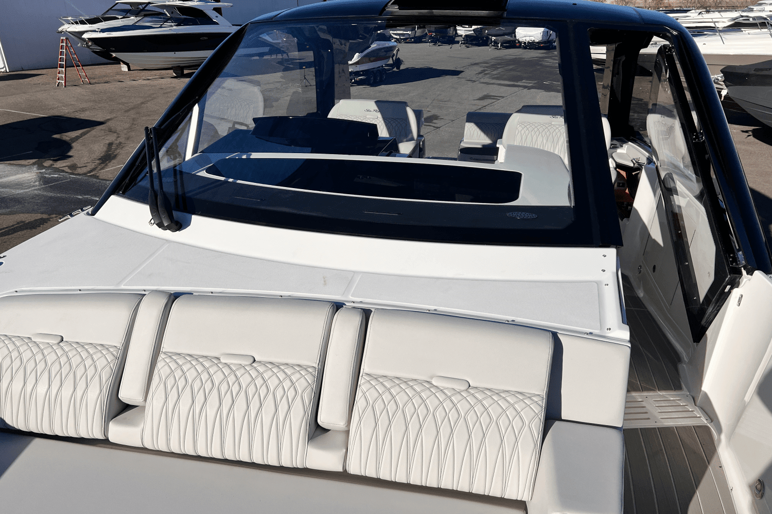 2025 Sea Ray Sundancer 370 Image Thumbnail #21