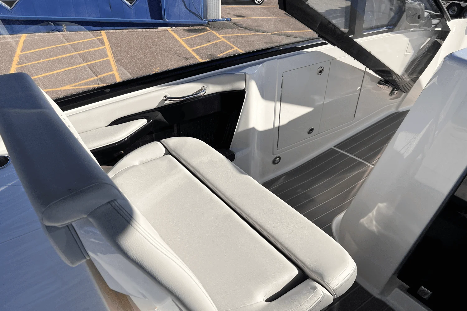 2025 Sea Ray Sundancer 370 Image Thumbnail #16