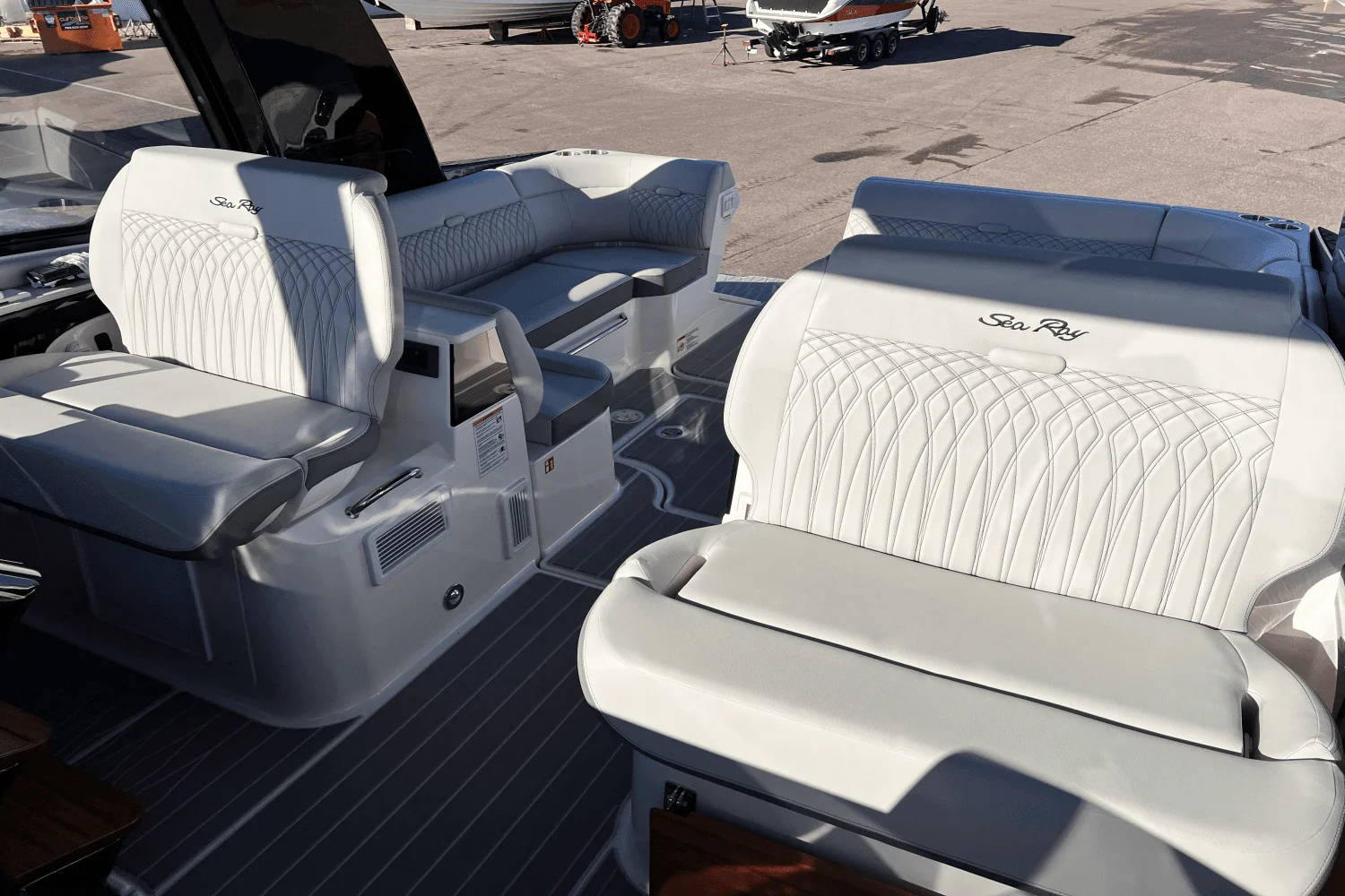 2025 Sea Ray Sundancer 370 Image Thumbnail #9