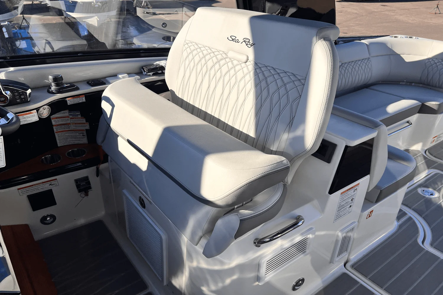 2025 Sea Ray Sundancer 370 Image Thumbnail #15