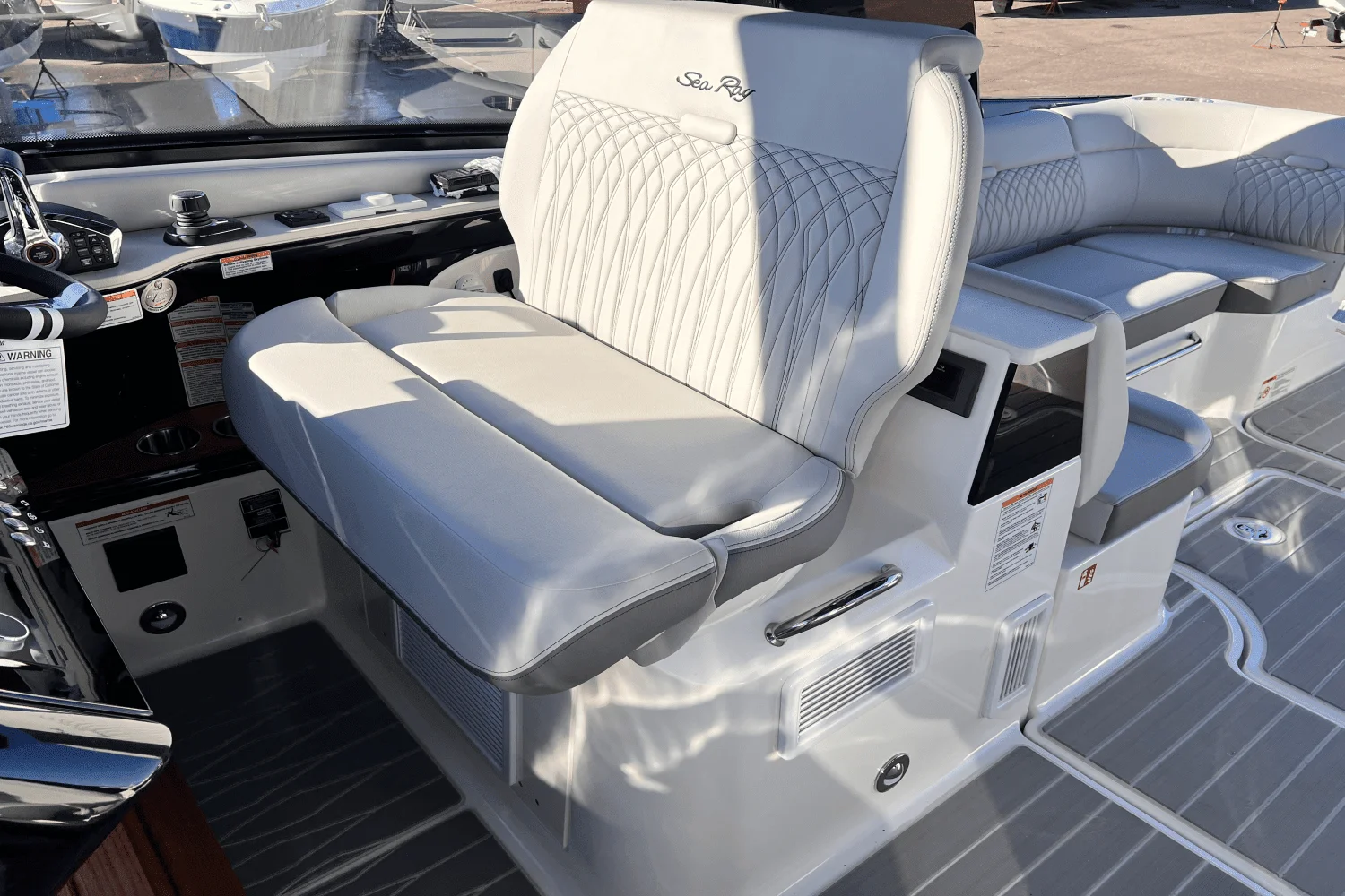 2025 Sea Ray Sundancer 370 Image Thumbnail #14