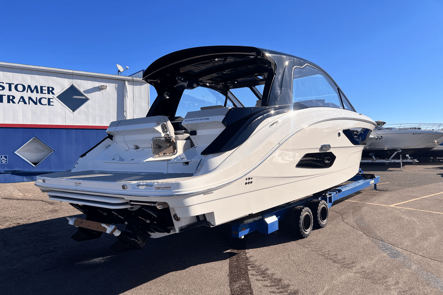 2025 Sea Ray Sundancer 370 Image Thumbnail #4