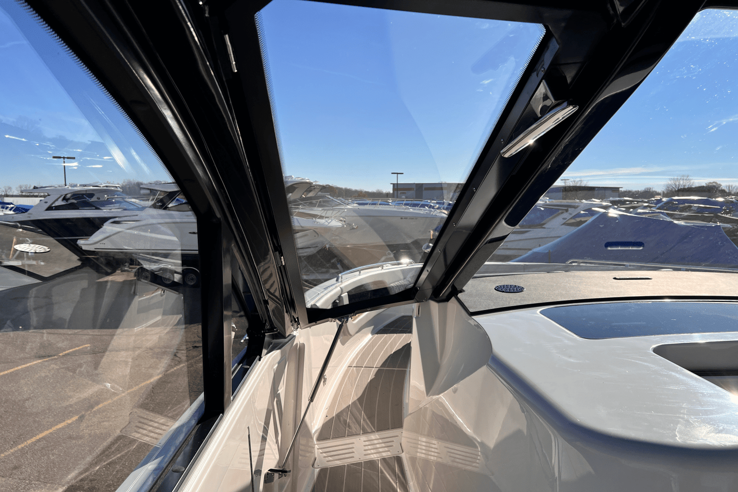 2025 Sea Ray Sundancer 370 Image Thumbnail #20