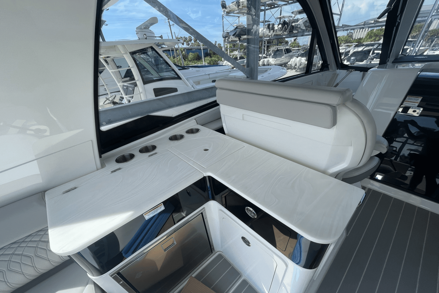 2025 Sea Ray Sundancer 370 Outboard Image Thumbnail #7