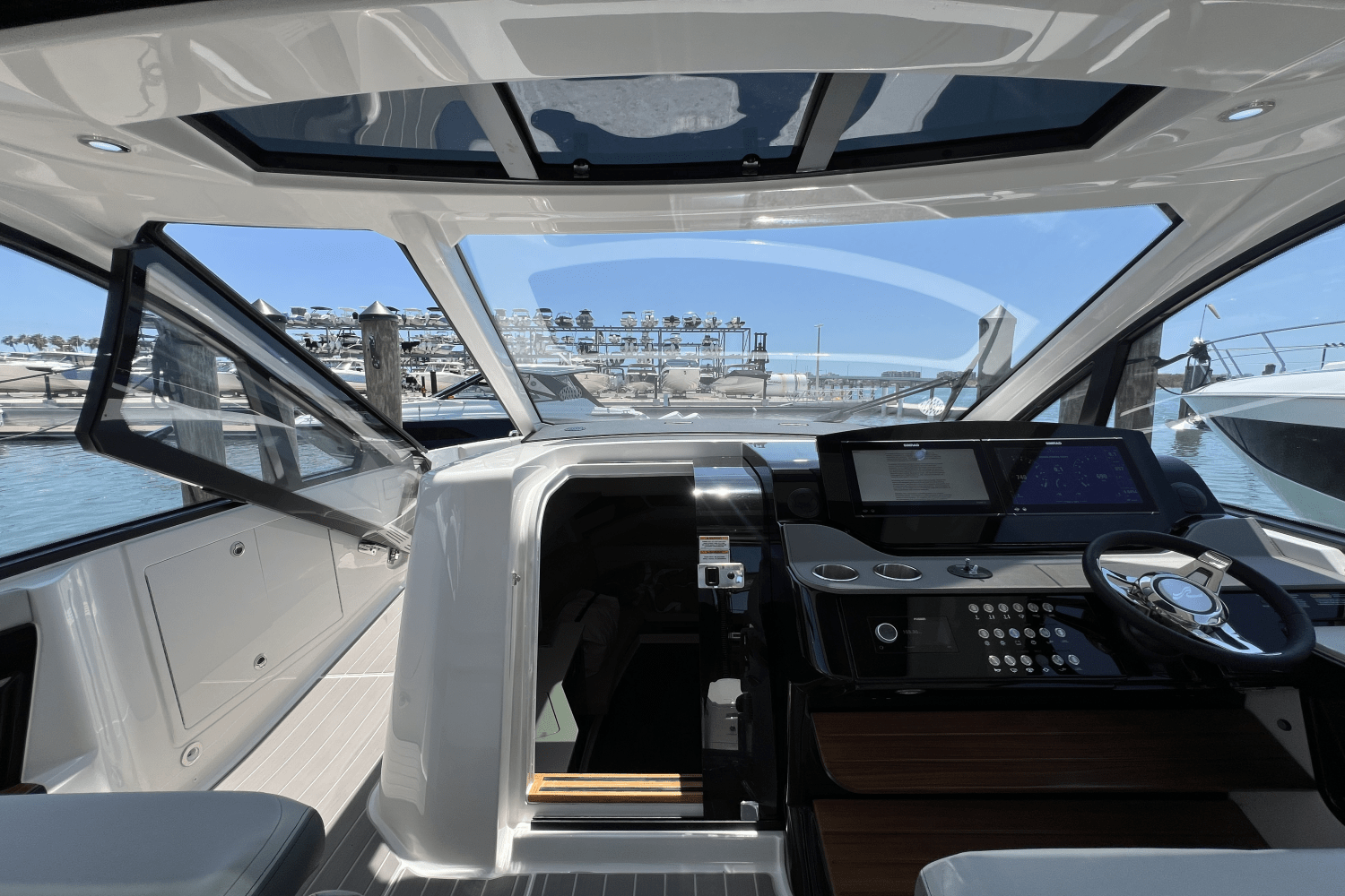 2025 Sea Ray Sundancer 370 Outboard Image Thumbnail #32