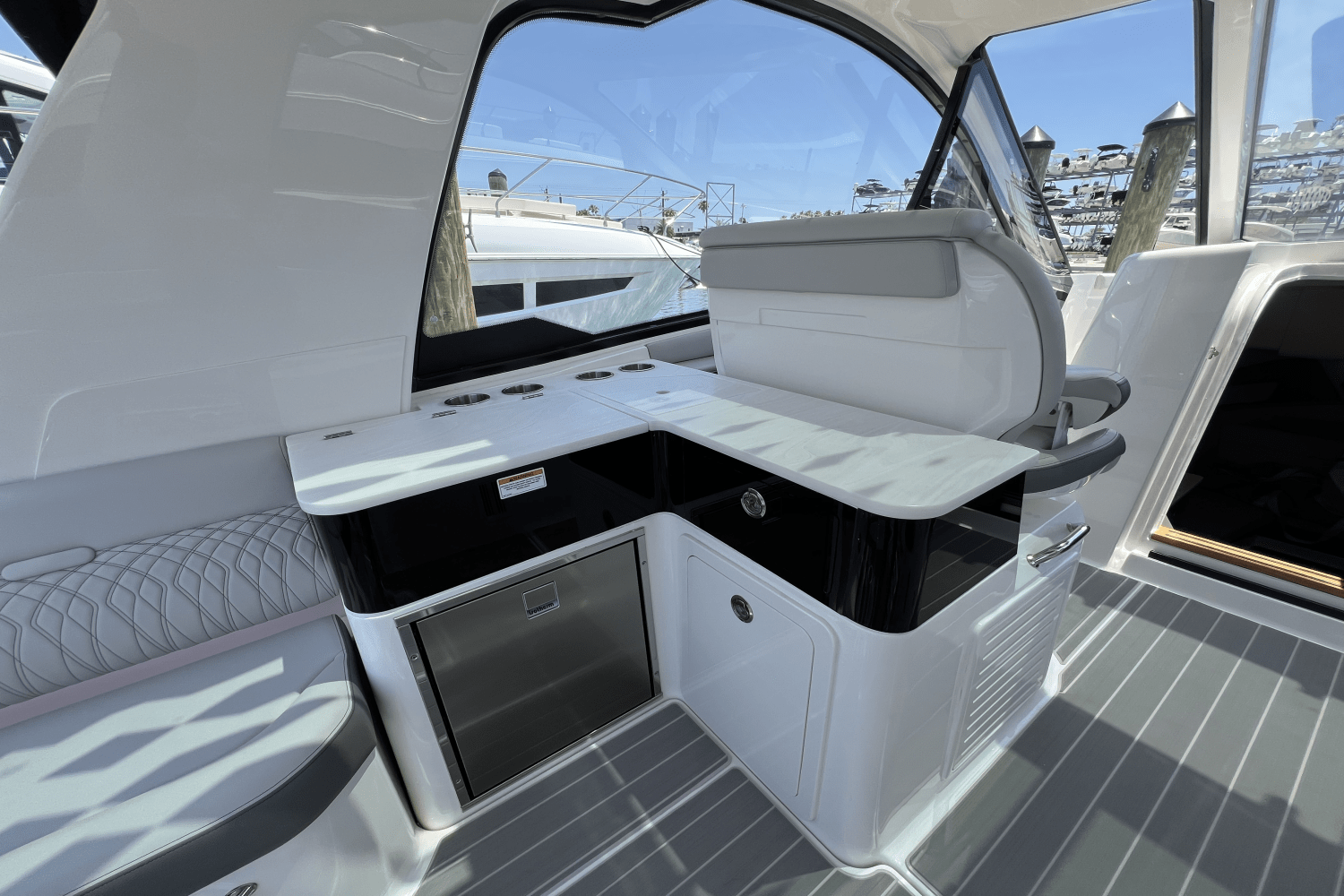 2025 Sea Ray Sundancer 370 Outboard Image Thumbnail #35