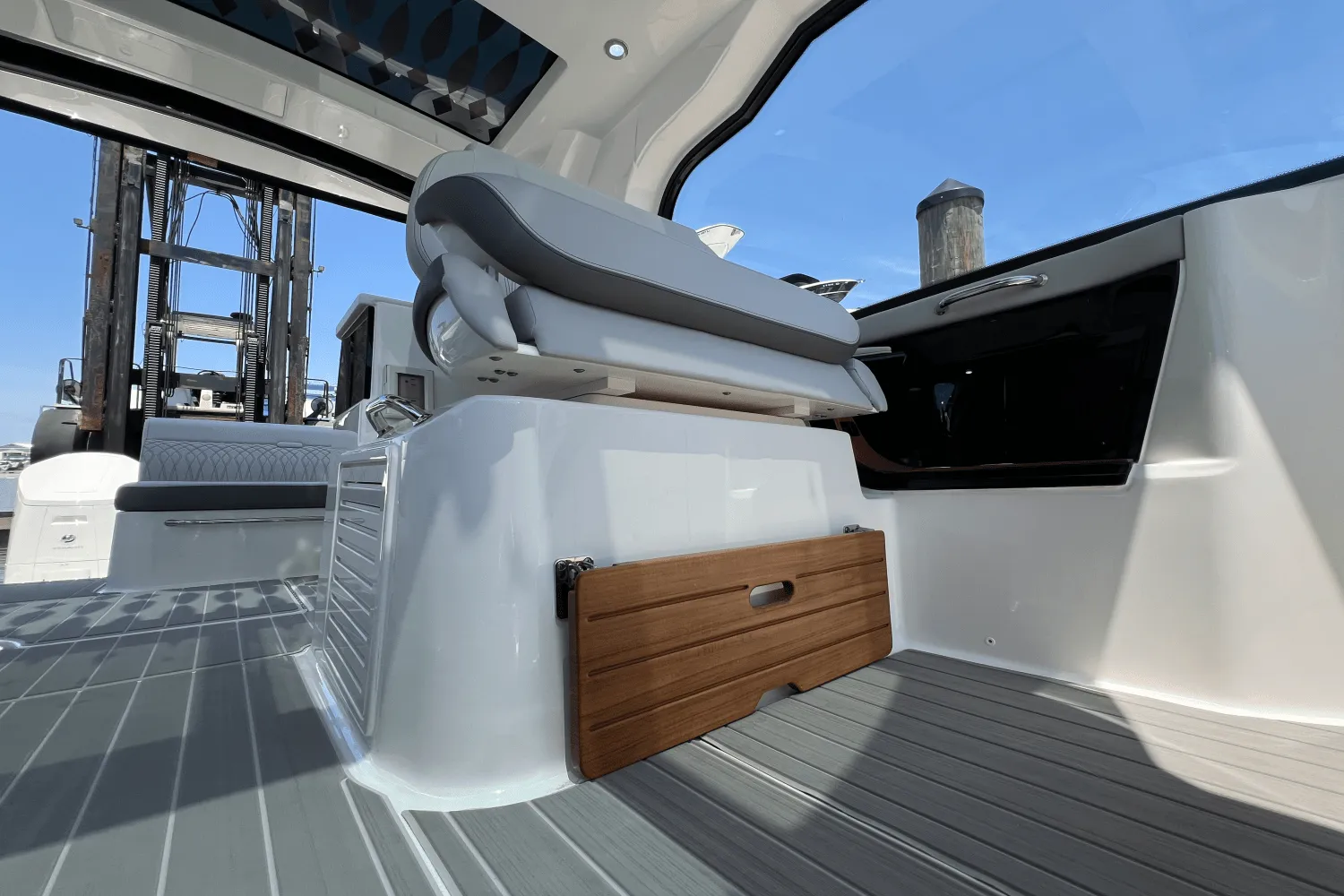 2025 Sea Ray Sundancer 370 Outboard Image Thumbnail #45