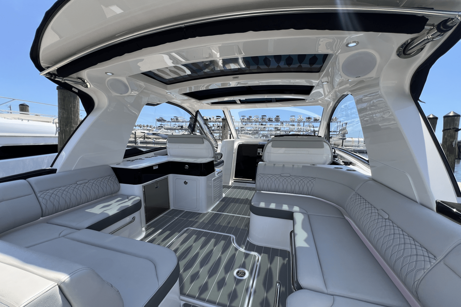 2025 Sea Ray Sundancer 370 Outboard Image Thumbnail #19