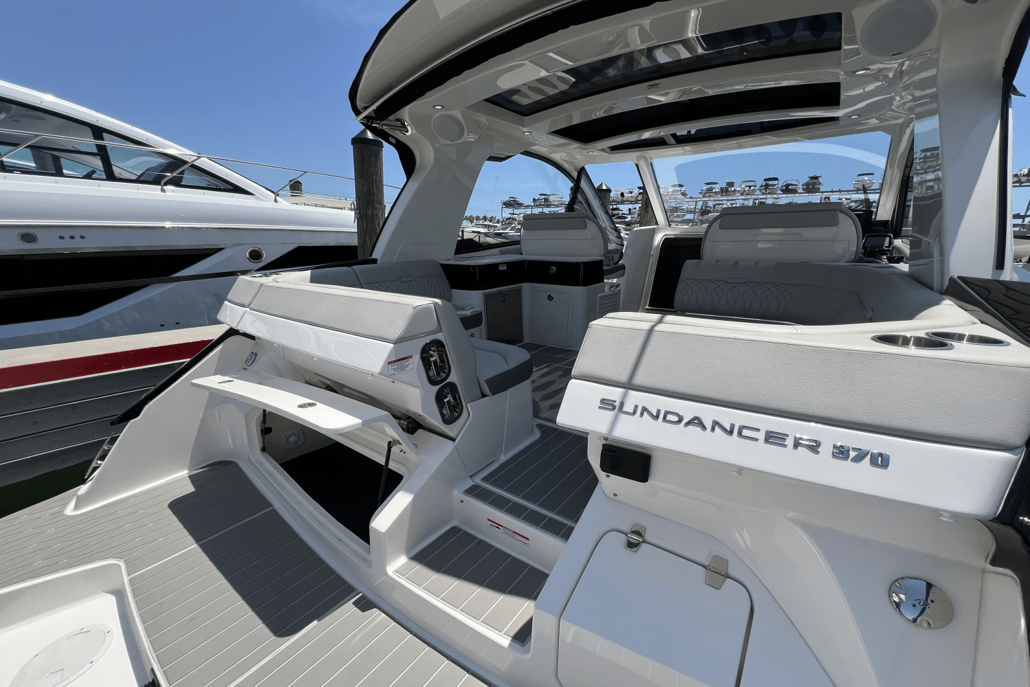 2025 Sea Ray Sundancer 370 Outboard Image Thumbnail #13