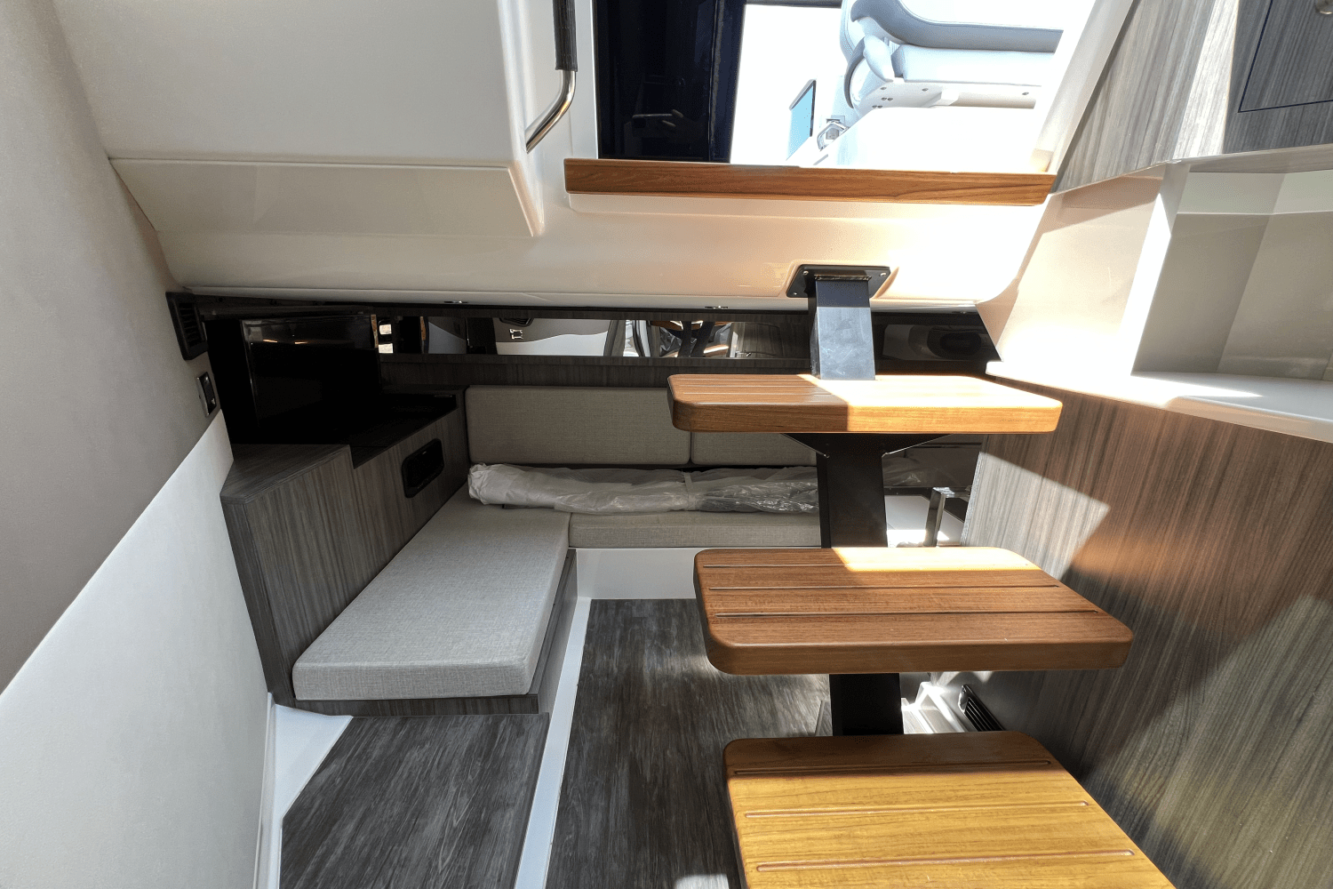 2025 Sea Ray Sundancer 370 Outboard Image Thumbnail #48