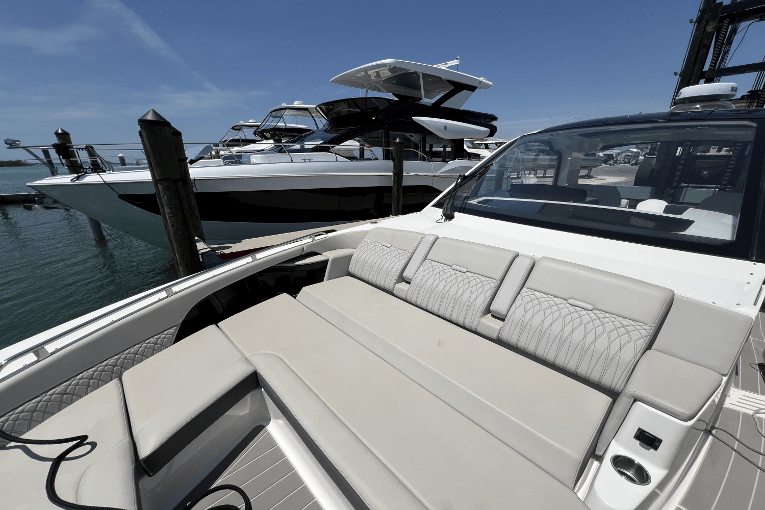 2025 Sea Ray Sundancer 370 Outboard Image Thumbnail #41