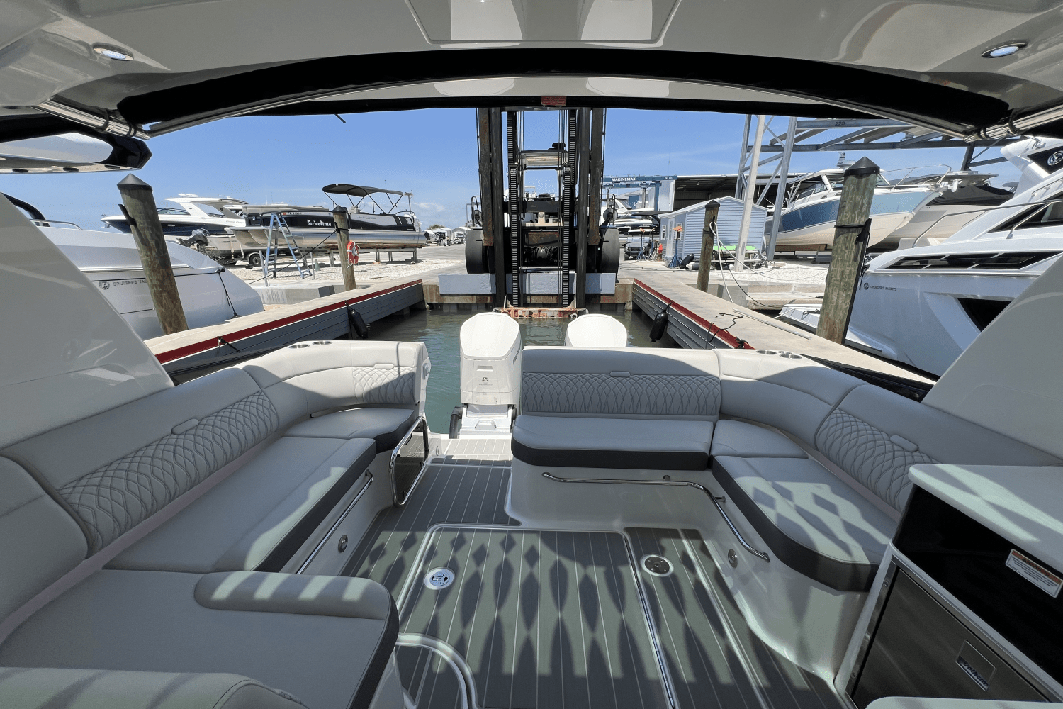 2025 Sea Ray Sundancer 370 Outboard Image Thumbnail #18