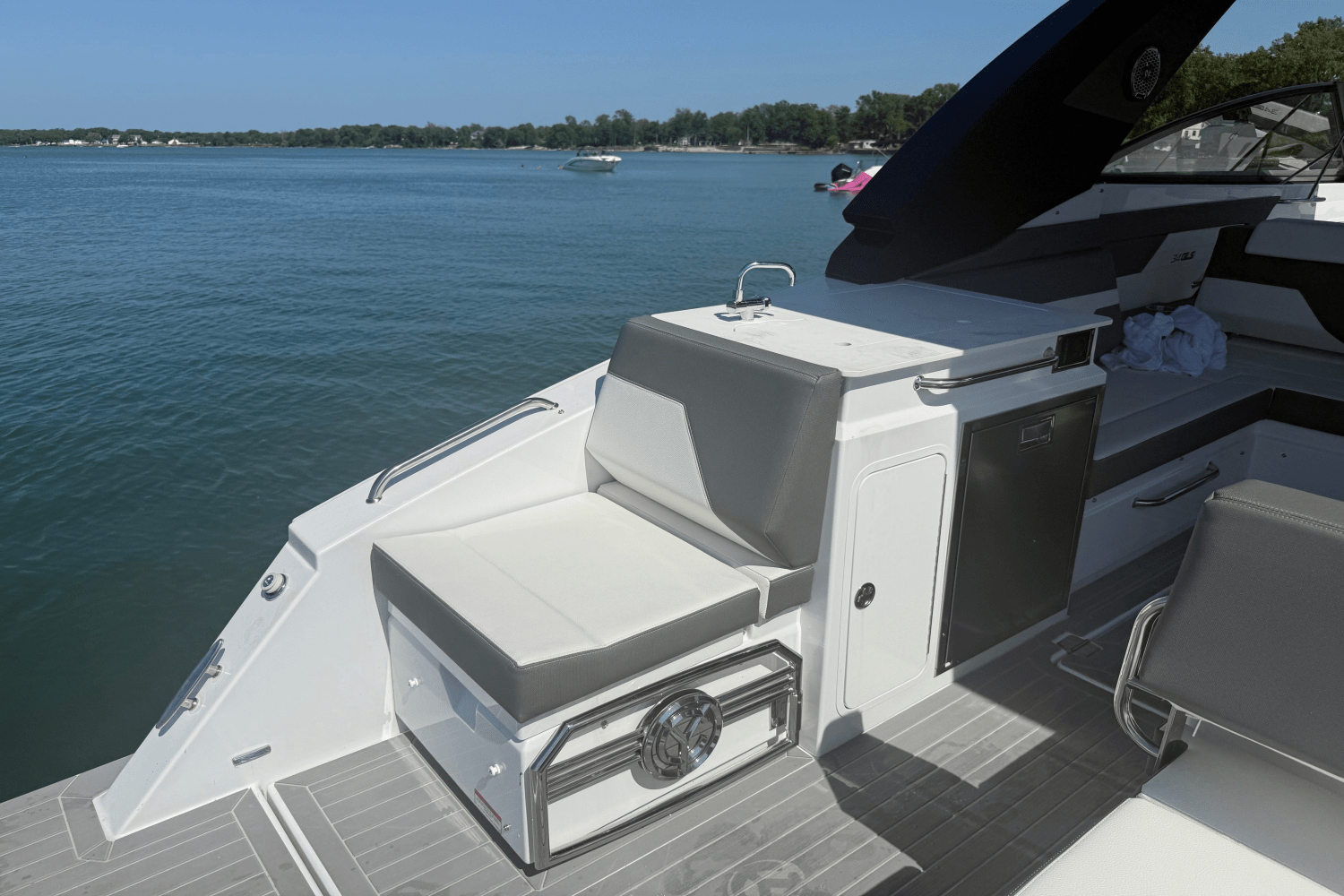 2025 Cruisers Yachts 34 GLS Outboard Image Thumbnail #14
