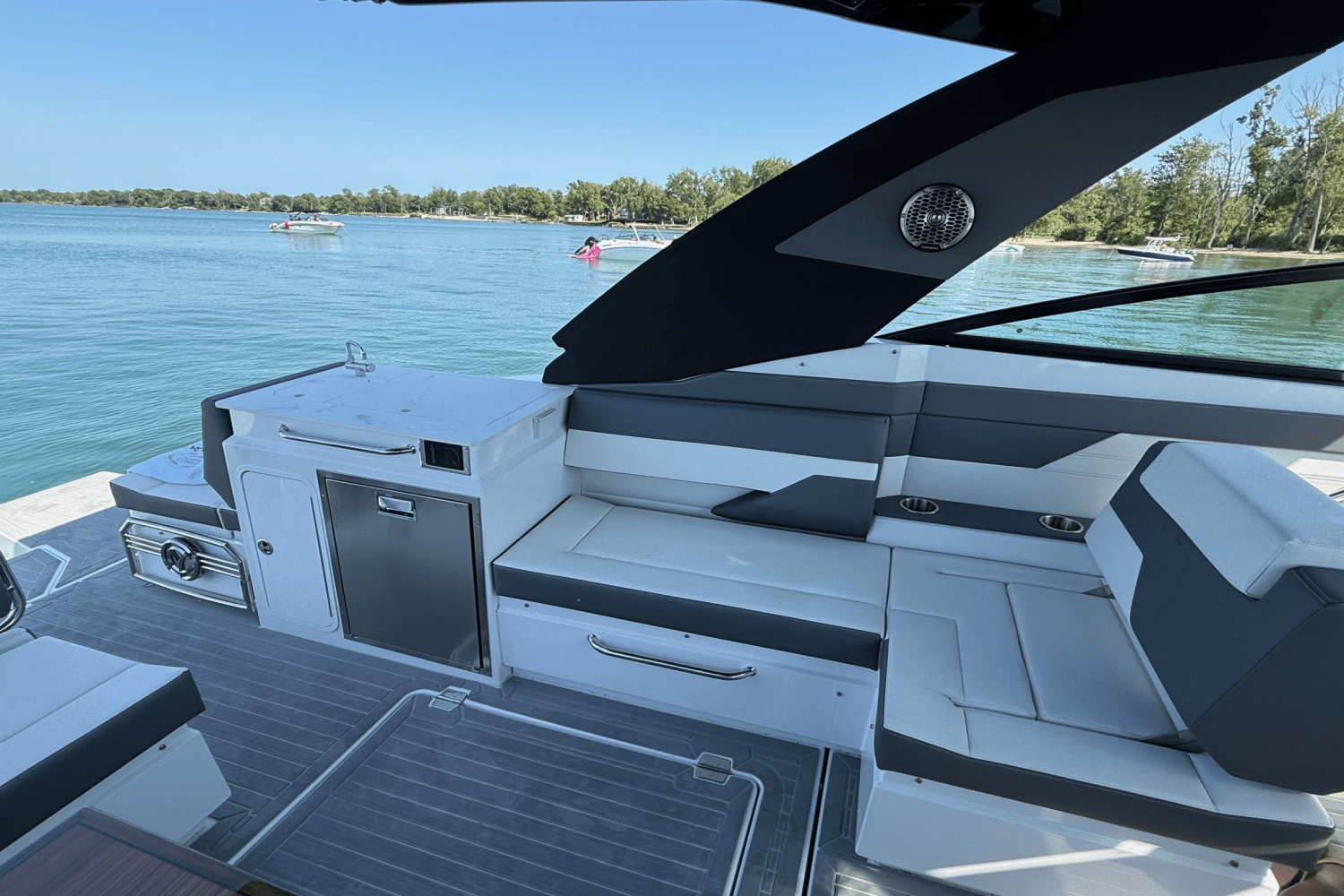 2025 Cruisers Yachts 34 GLS Outboard Image Thumbnail #6