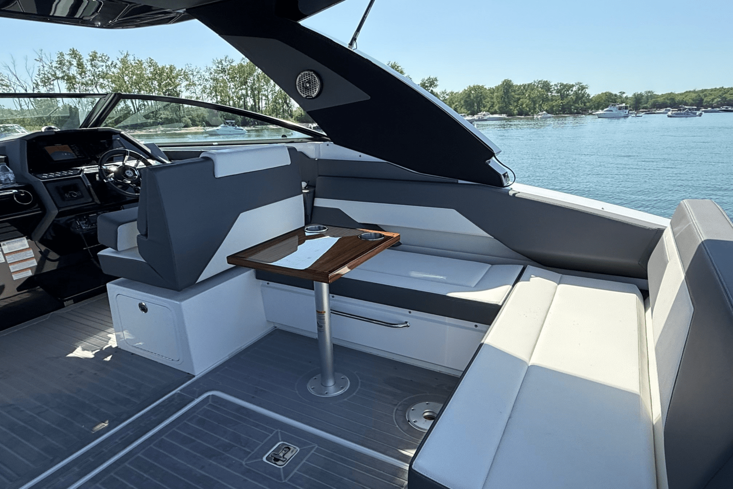 2025 Cruisers Yachts 34 GLS Outboard Image Thumbnail #13