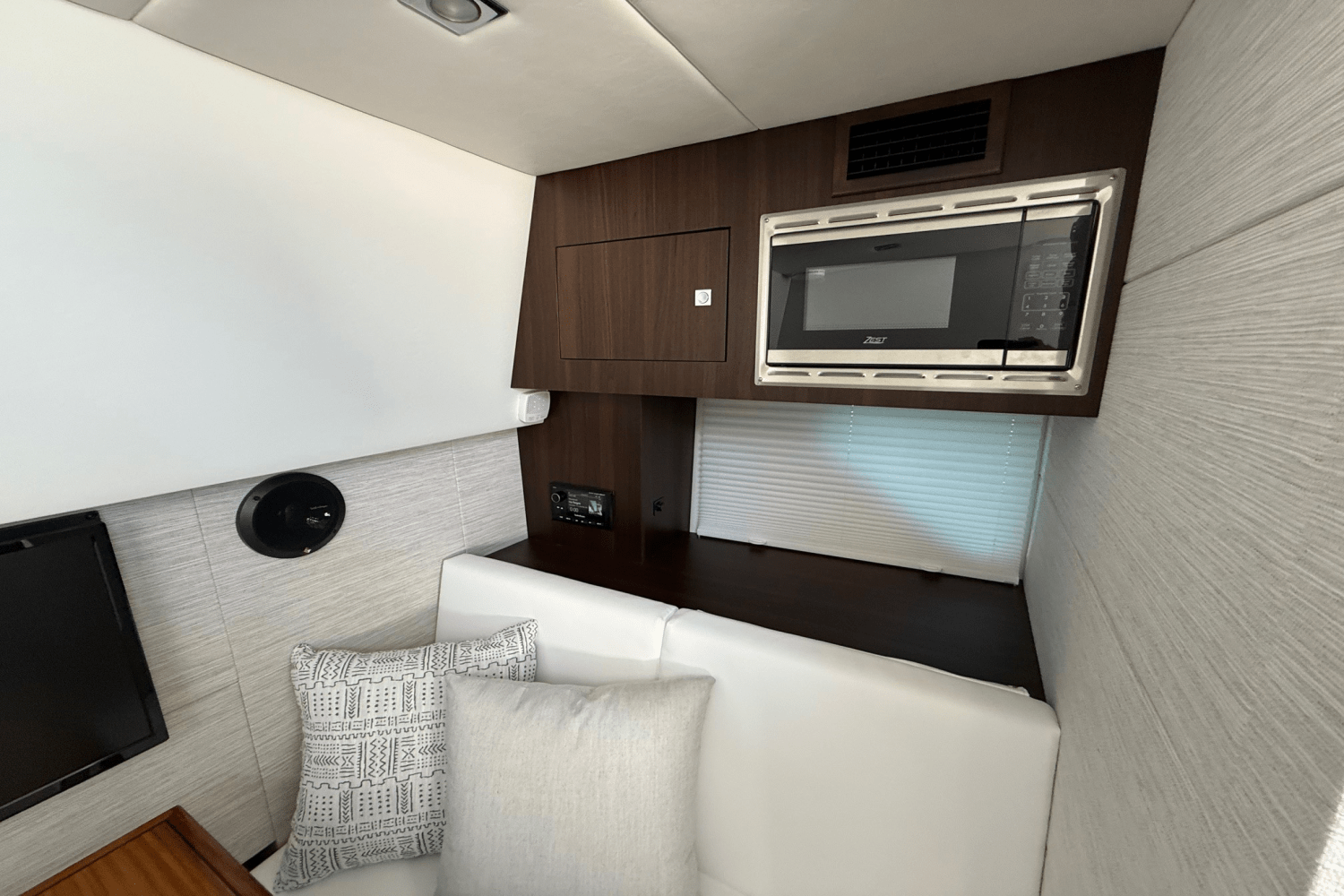 2025 Cruisers Yachts 34 GLS Outboard Image Thumbnail #18