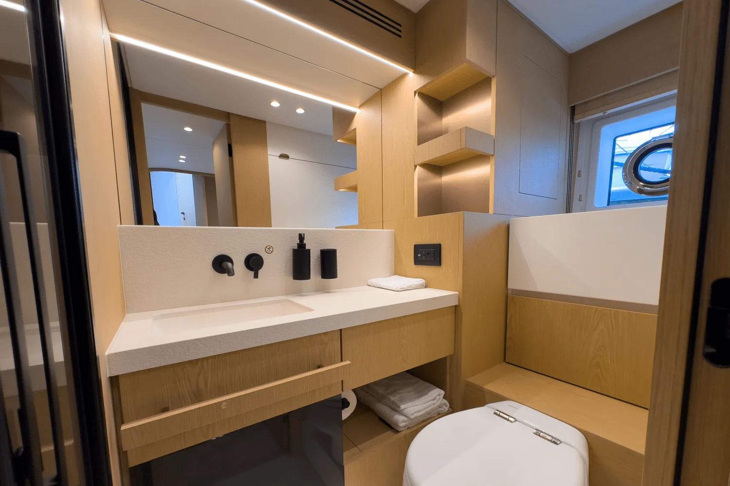 2026 Azimut Fly 62 Image Thumbnail #53