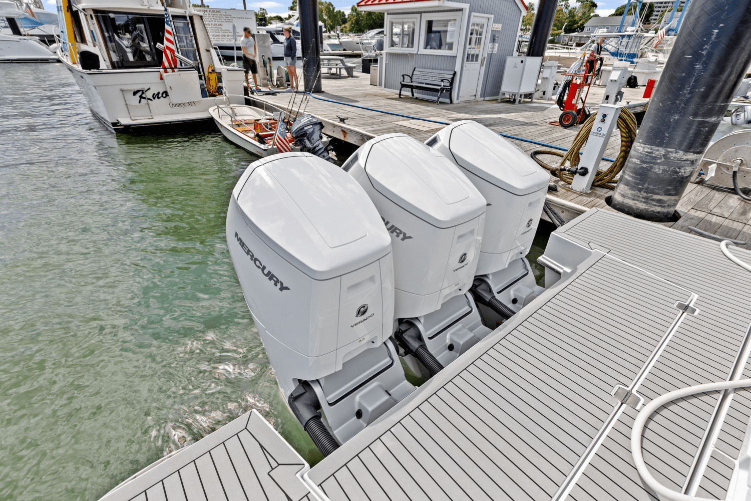 2025 Cruisers Yachts 50 GLS Outboard Image Thumbnail #4