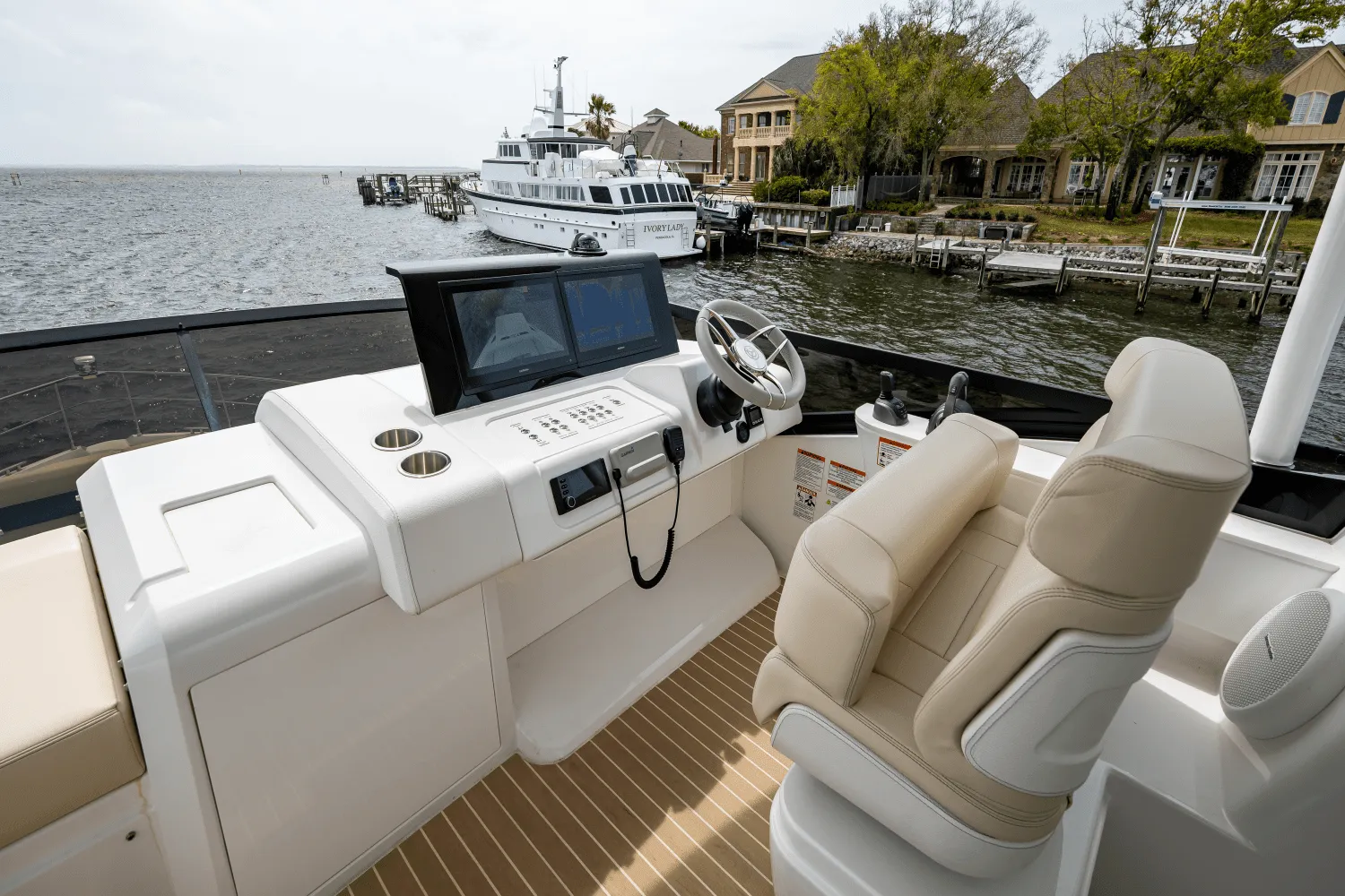 2025 Cruisers Yachts 57 Fly Image Thumbnail #78
