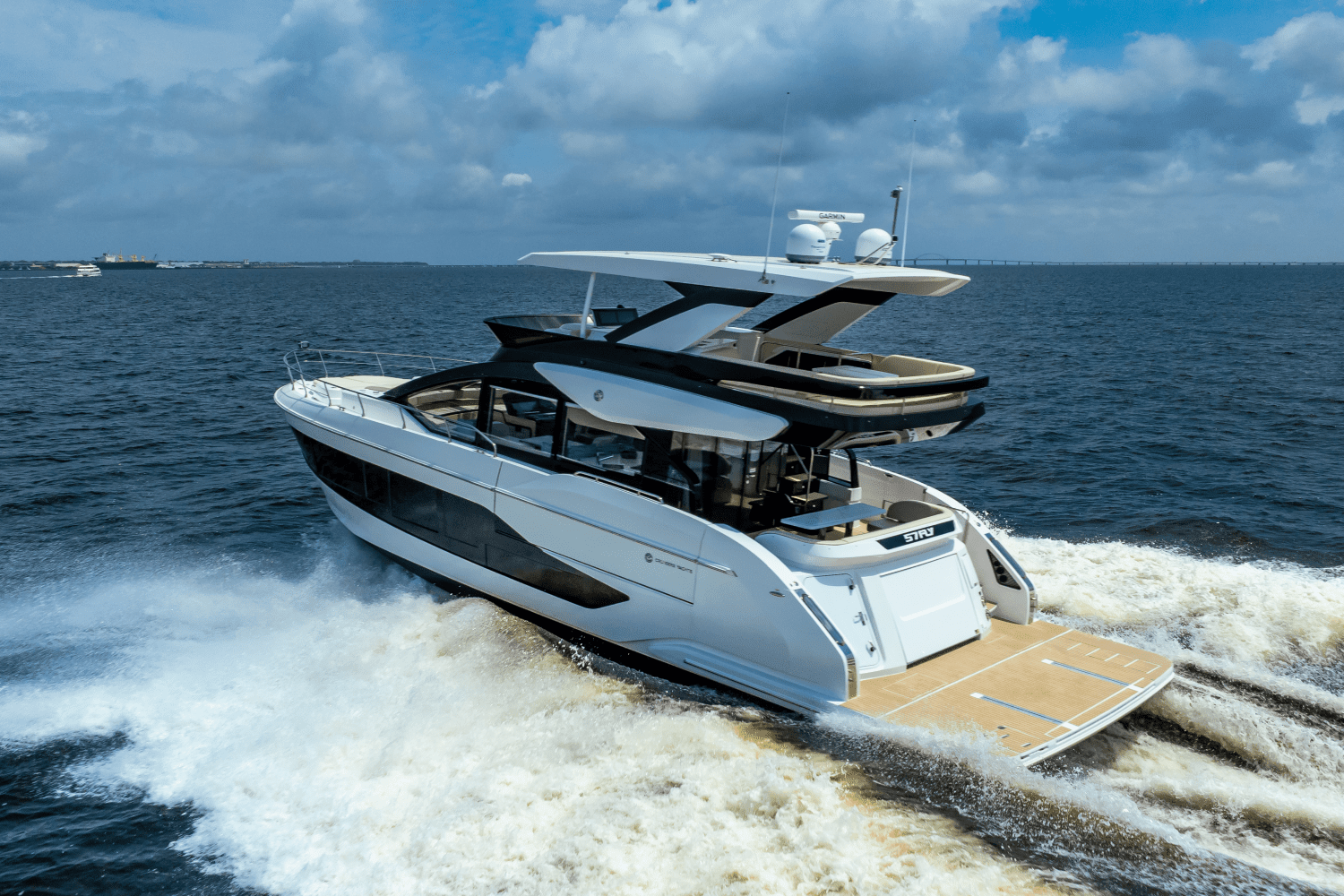 2025 Cruisers Yachts 57 Fly Image Thumbnail #8