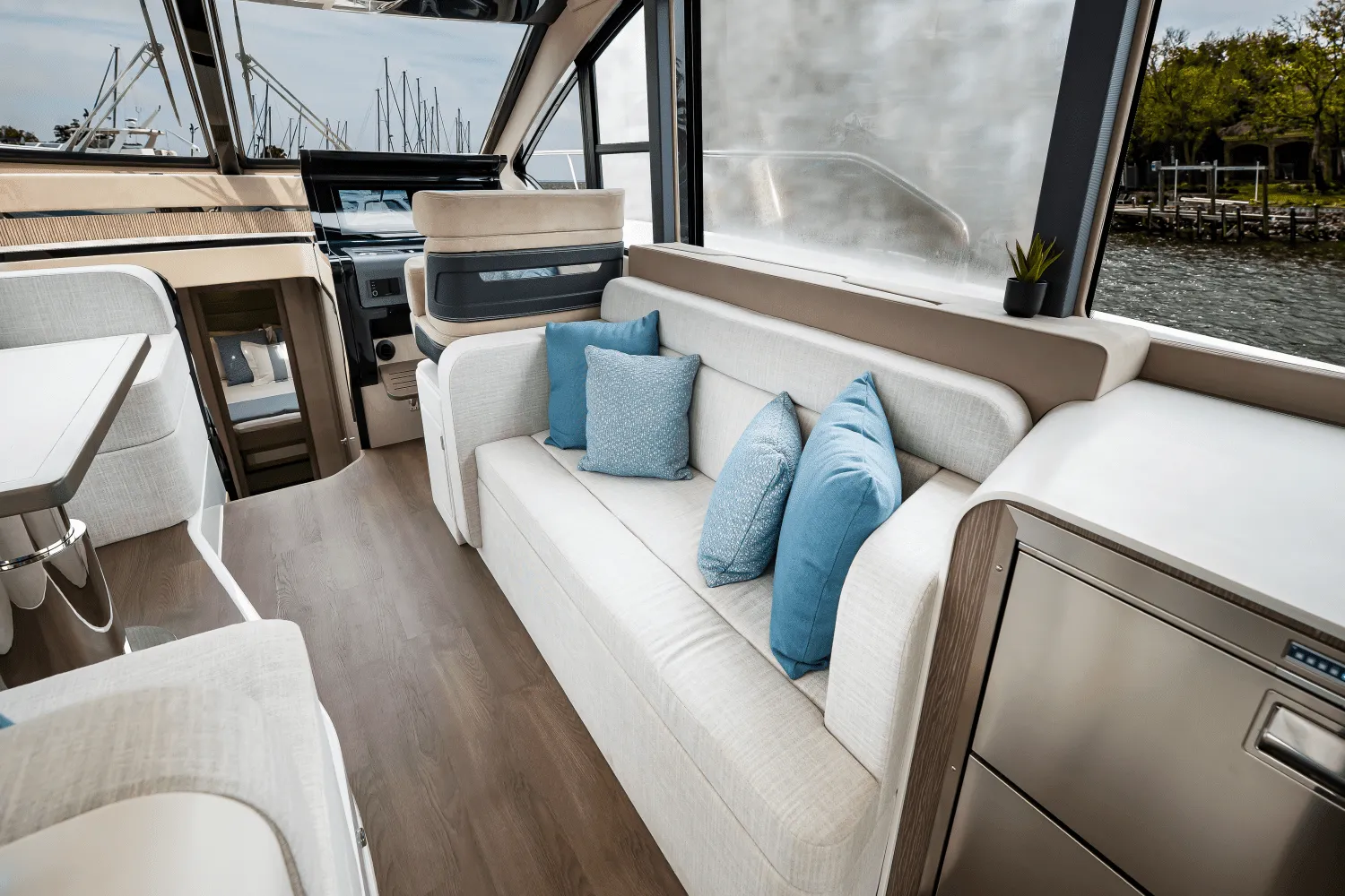 2025 Cruisers Yachts 57 Fly Image Thumbnail #40