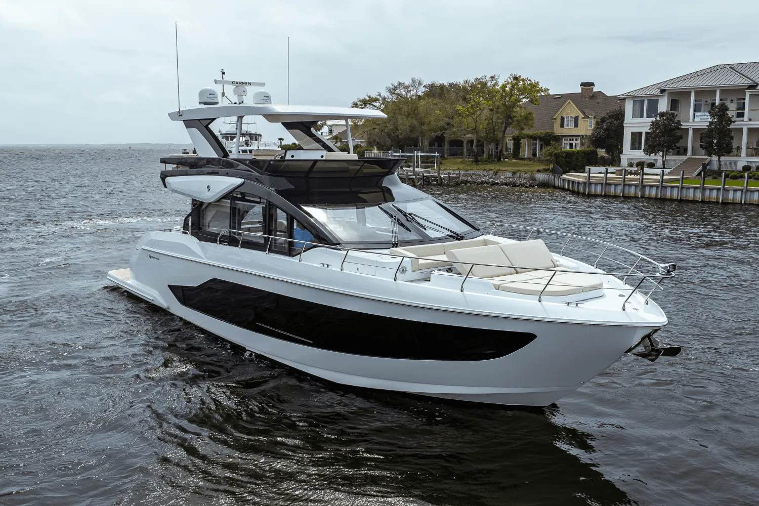 2025 Cruisers Yachts 57 Fly Image Thumbnail #18