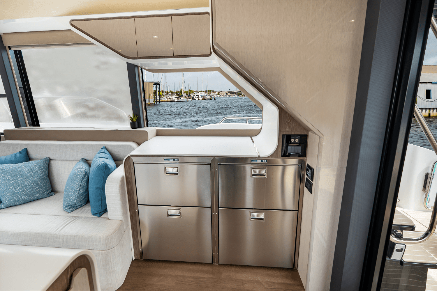 2025 Cruisers Yachts 57 Fly Image Thumbnail #39