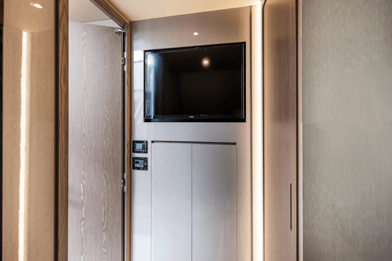 2025 Cruisers Yachts 57 Fly Image Thumbnail #49