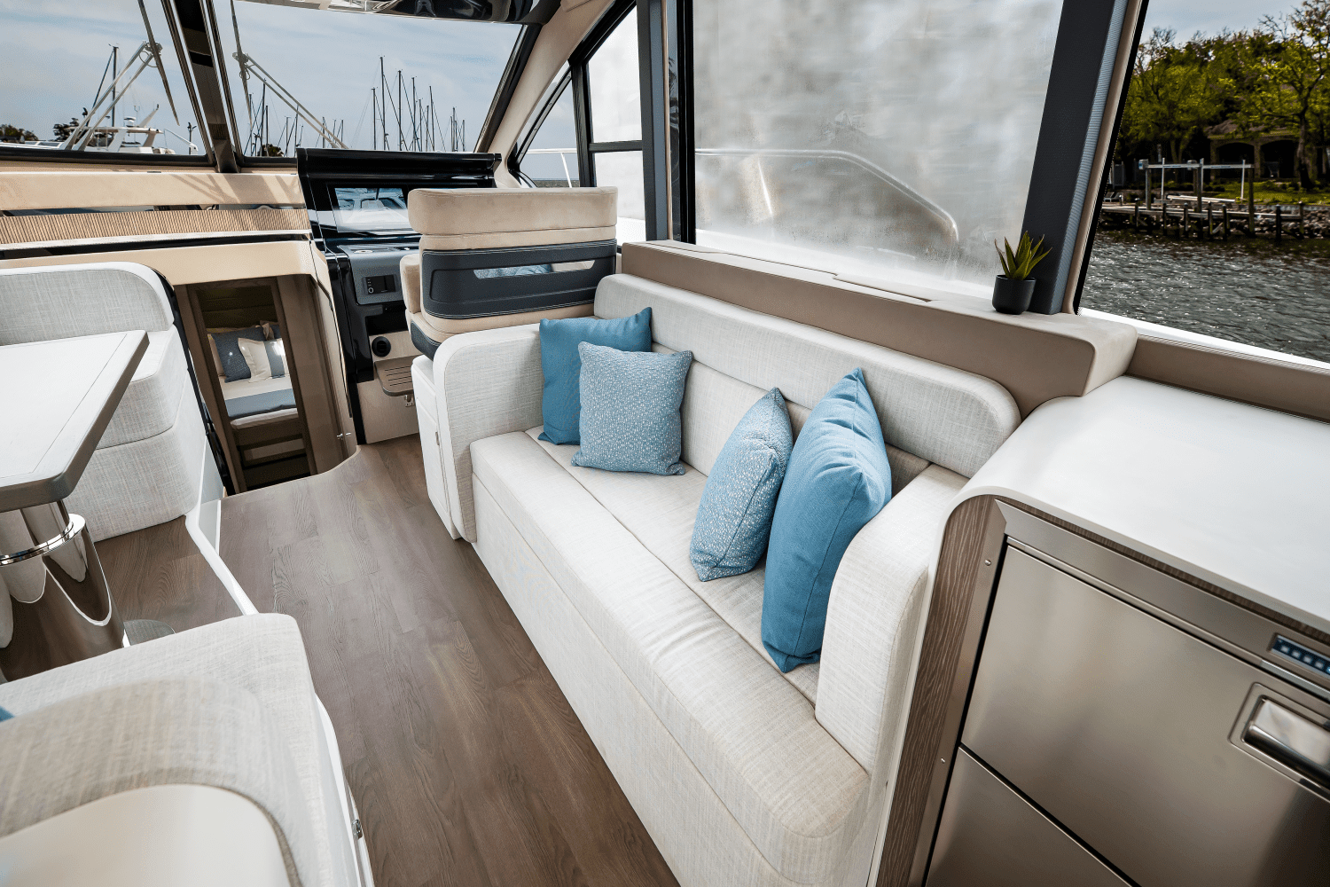 2025 Cruisers Yachts 57 Fly Image Thumbnail #40