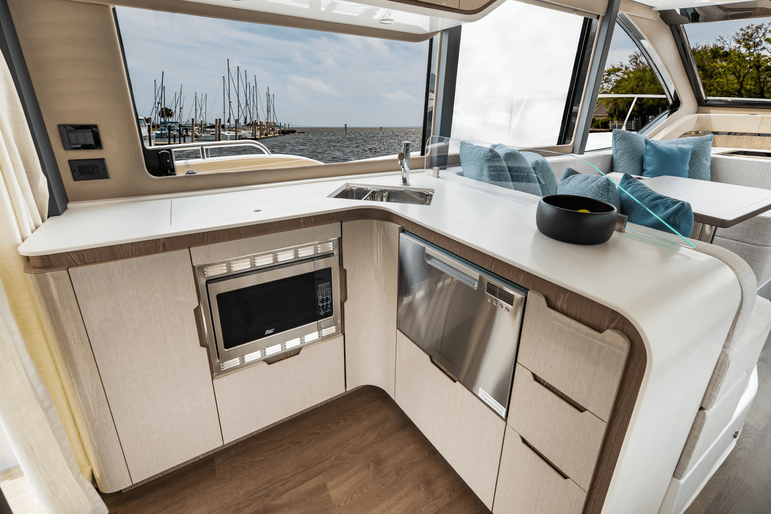 2025 Cruisers Yachts 57 Fly Image Thumbnail #38