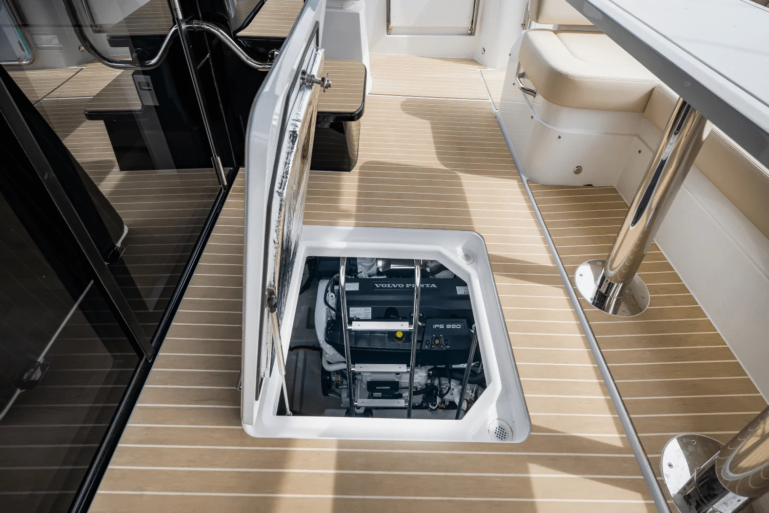 2025 Cruisers Yachts 57 FLY Image Thumbnail #26