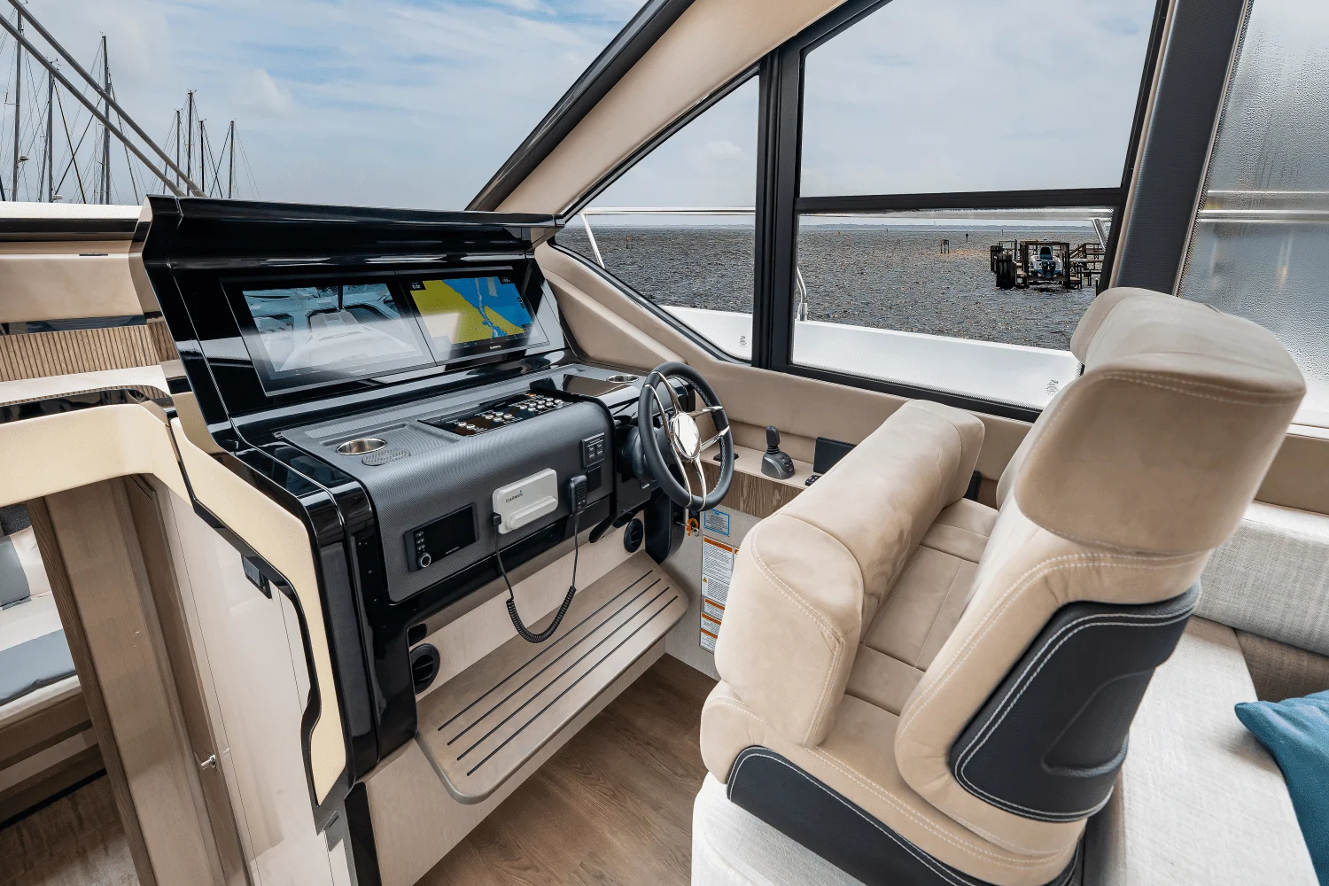 2025 Cruisers Yachts 57 Fly Image Thumbnail #35