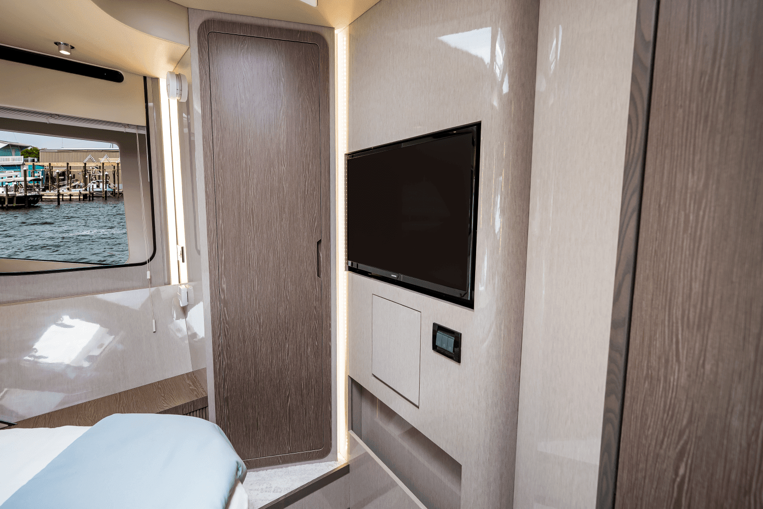 2025 Cruisers Yachts 57 Fly Image Thumbnail #54