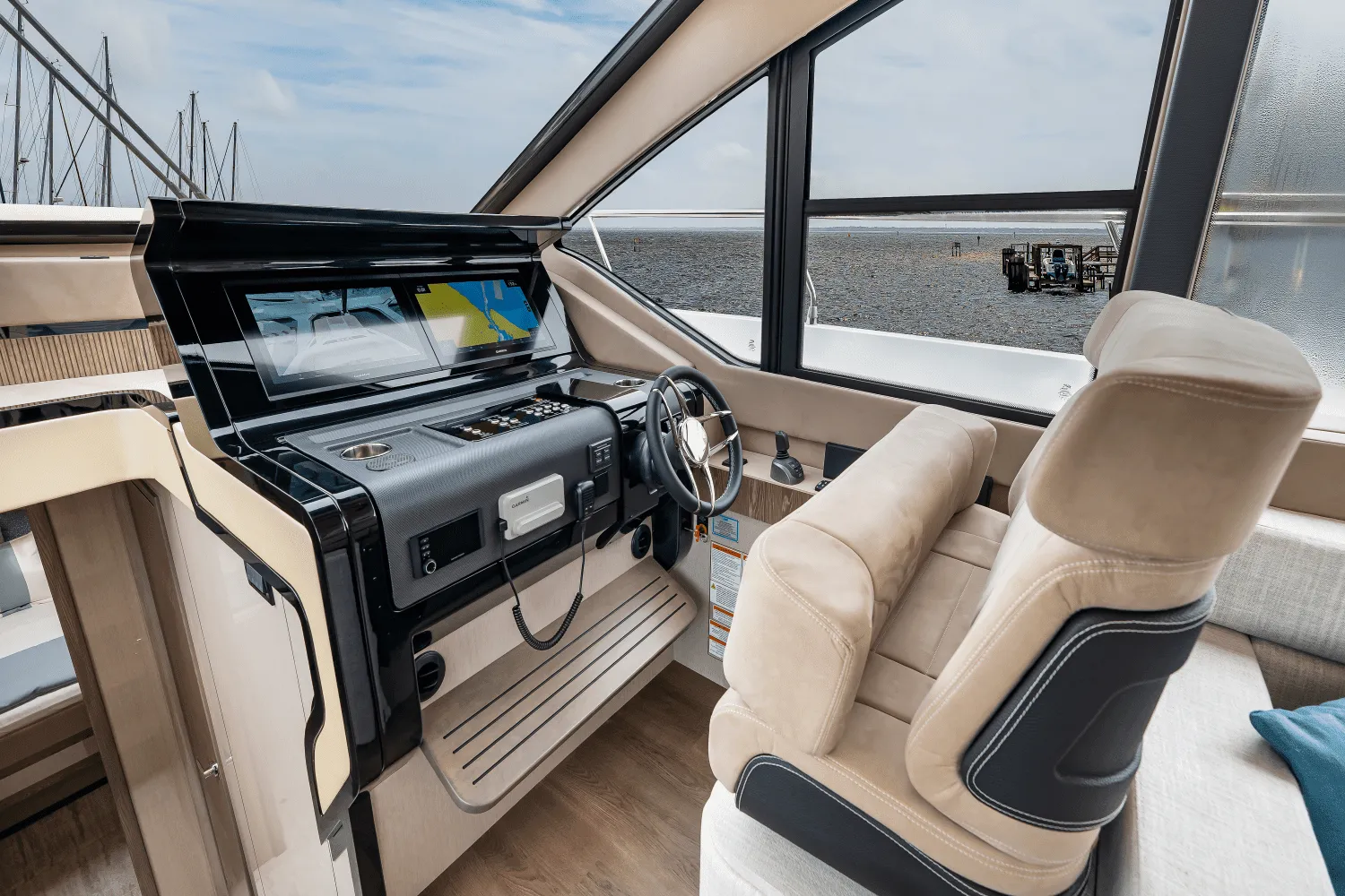 2025 Cruisers Yachts 57 Fly Image Thumbnail #44