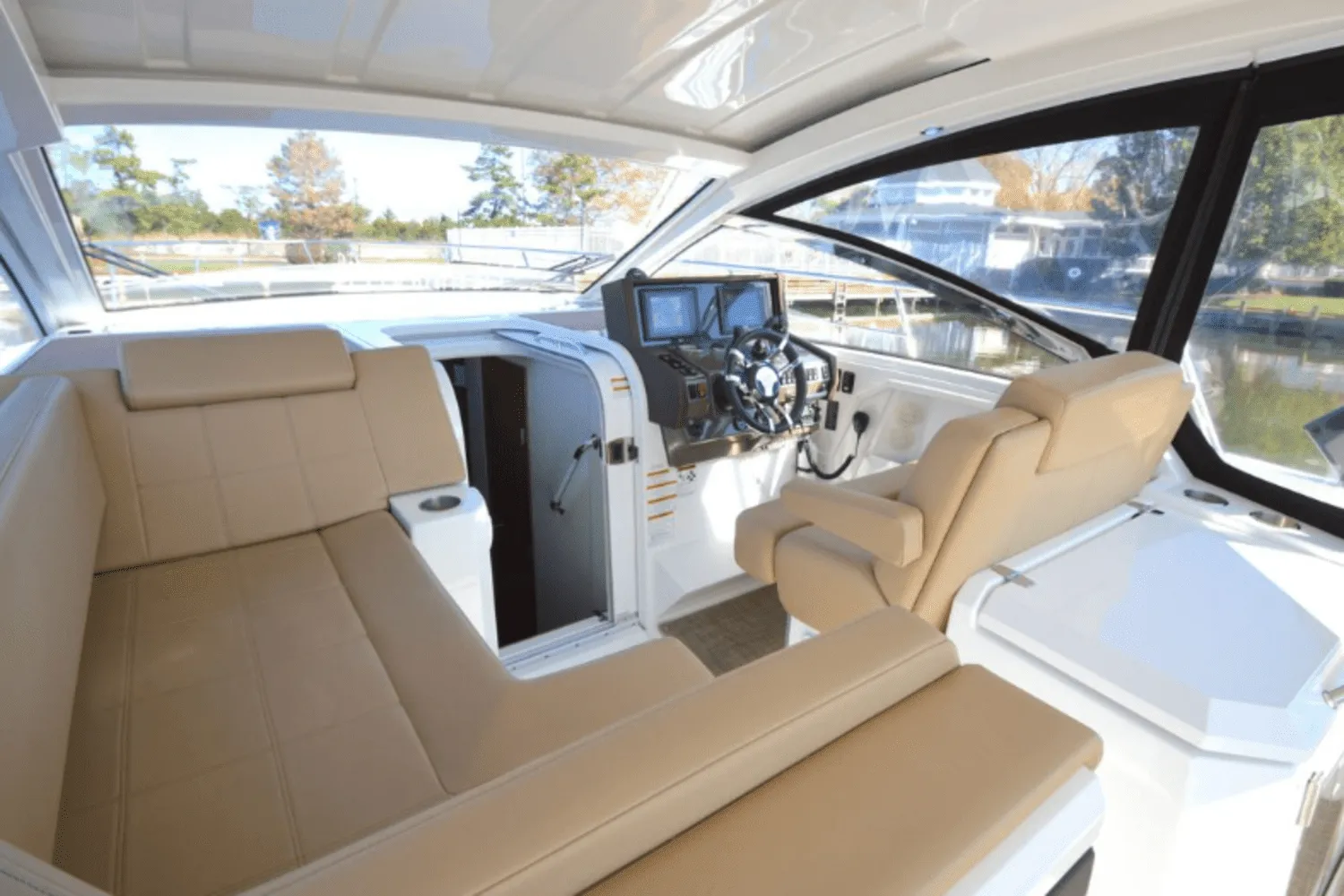 2016 Cruisers Yachts 390 EXPRESS COUPE - DIESEL Image Thumbnail #22
