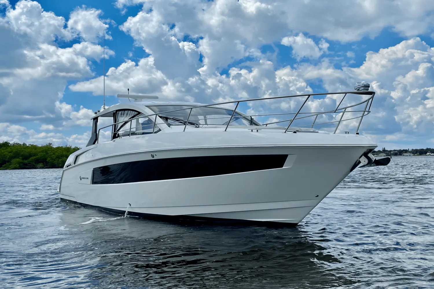 2016 Cruisers Yachts 390 EXPRESS COUPE - DIESEL Image Thumbnail #4