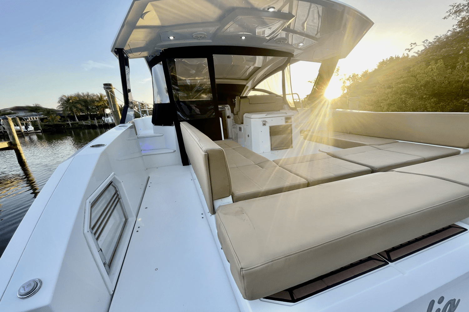 2016 Cruisers Yachts 390 EXPRESS COUPE - DIESEL Image Thumbnail #3