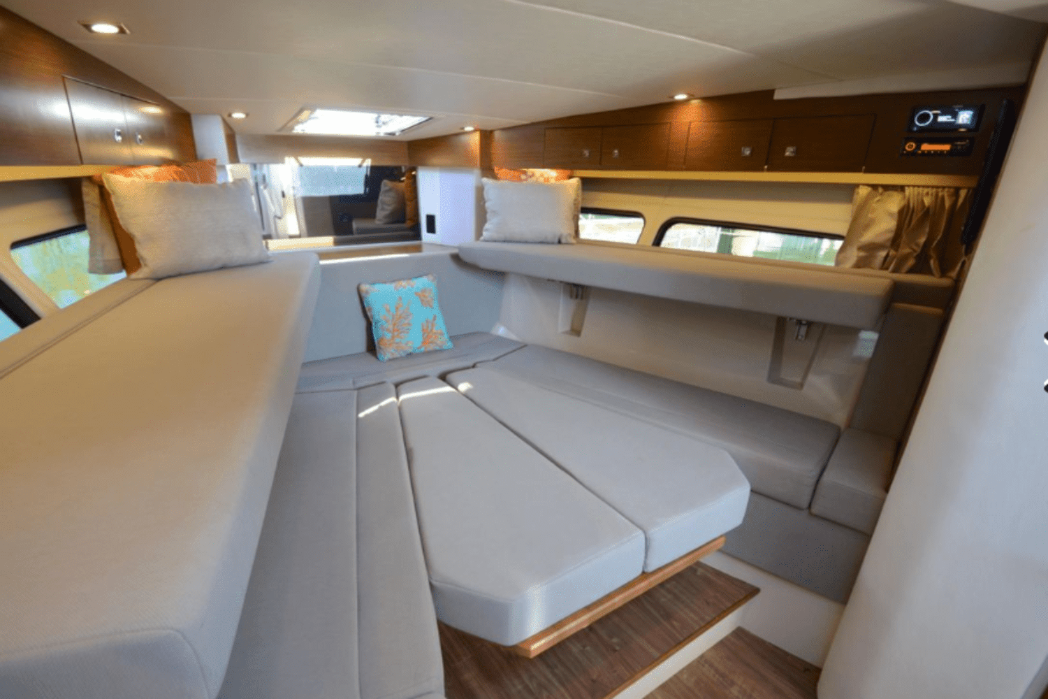 2016 Cruisers Yachts 390 EXPRESS COUPE - DIESEL Image Thumbnail #33